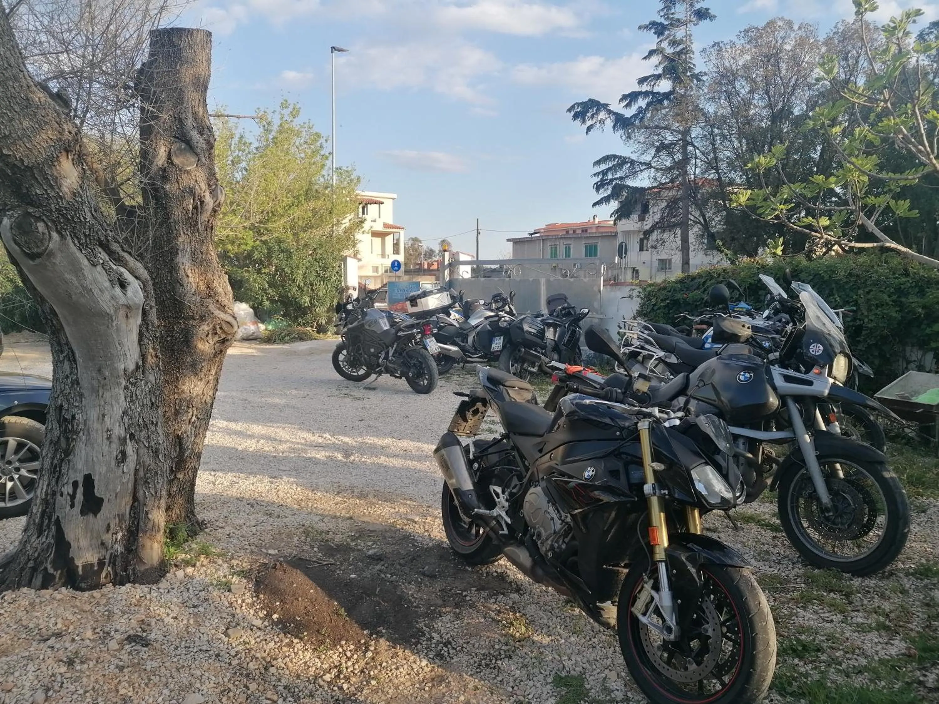 Parking in Hotel S'Ortale Possibilità di Parcheggio interno e Ristorante all'aperto