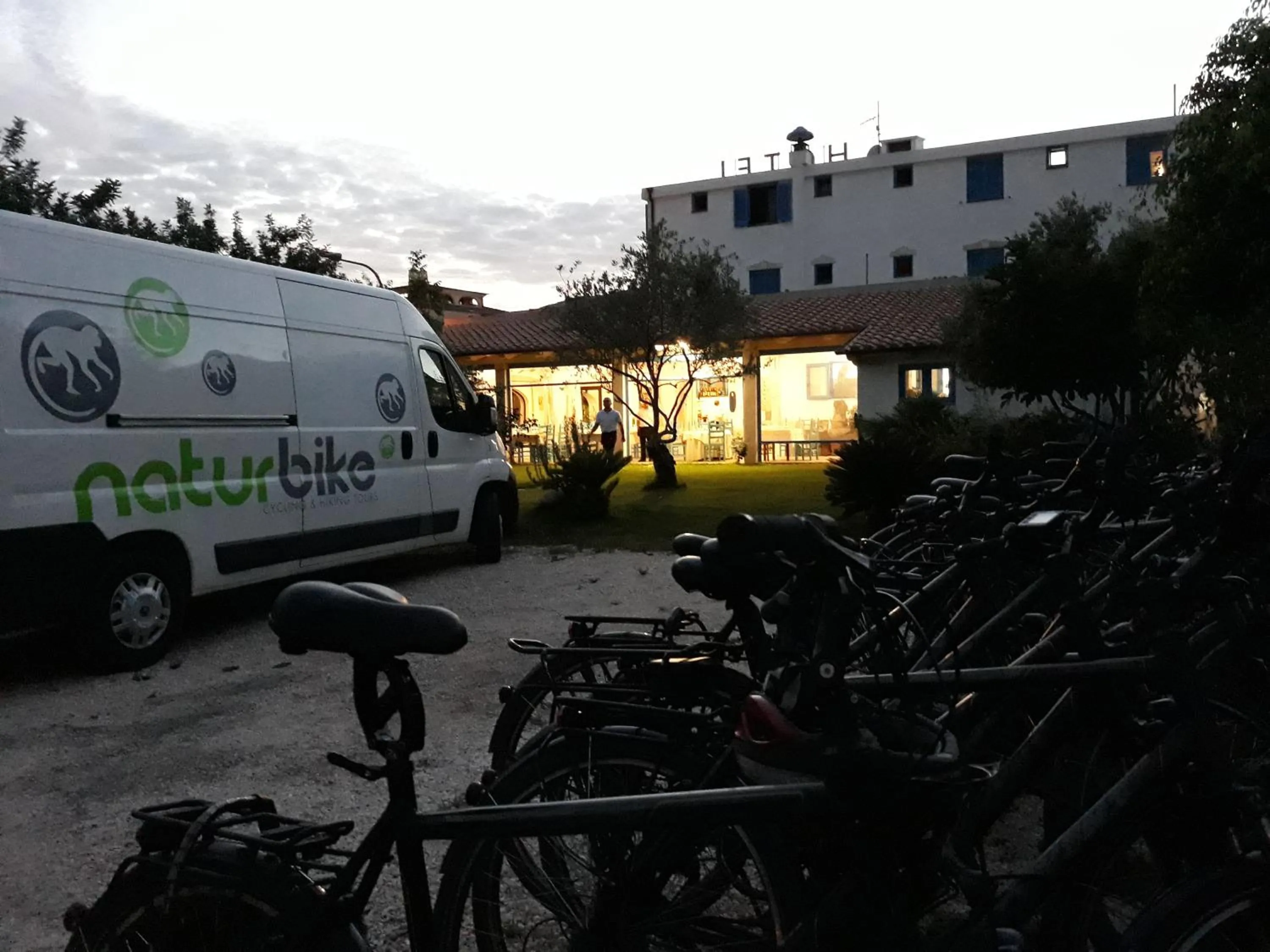 Cycling in Hotel S'Ortale Possibilità di Parcheggio interno e Ristorante all'aperto