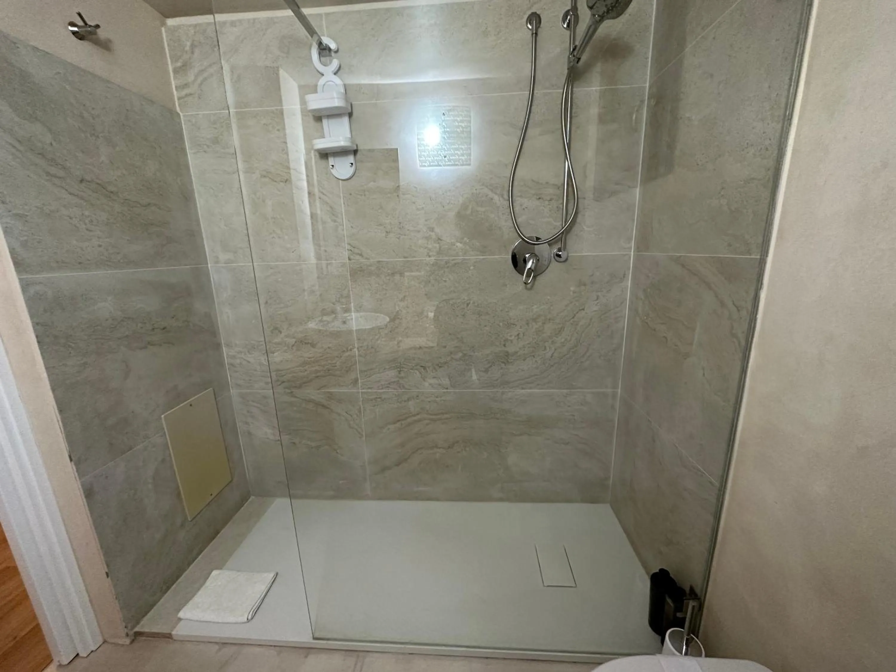 Bathroom in Hotel S'Ortale Possibilità di Parcheggio interno e Ristorante all'aperto