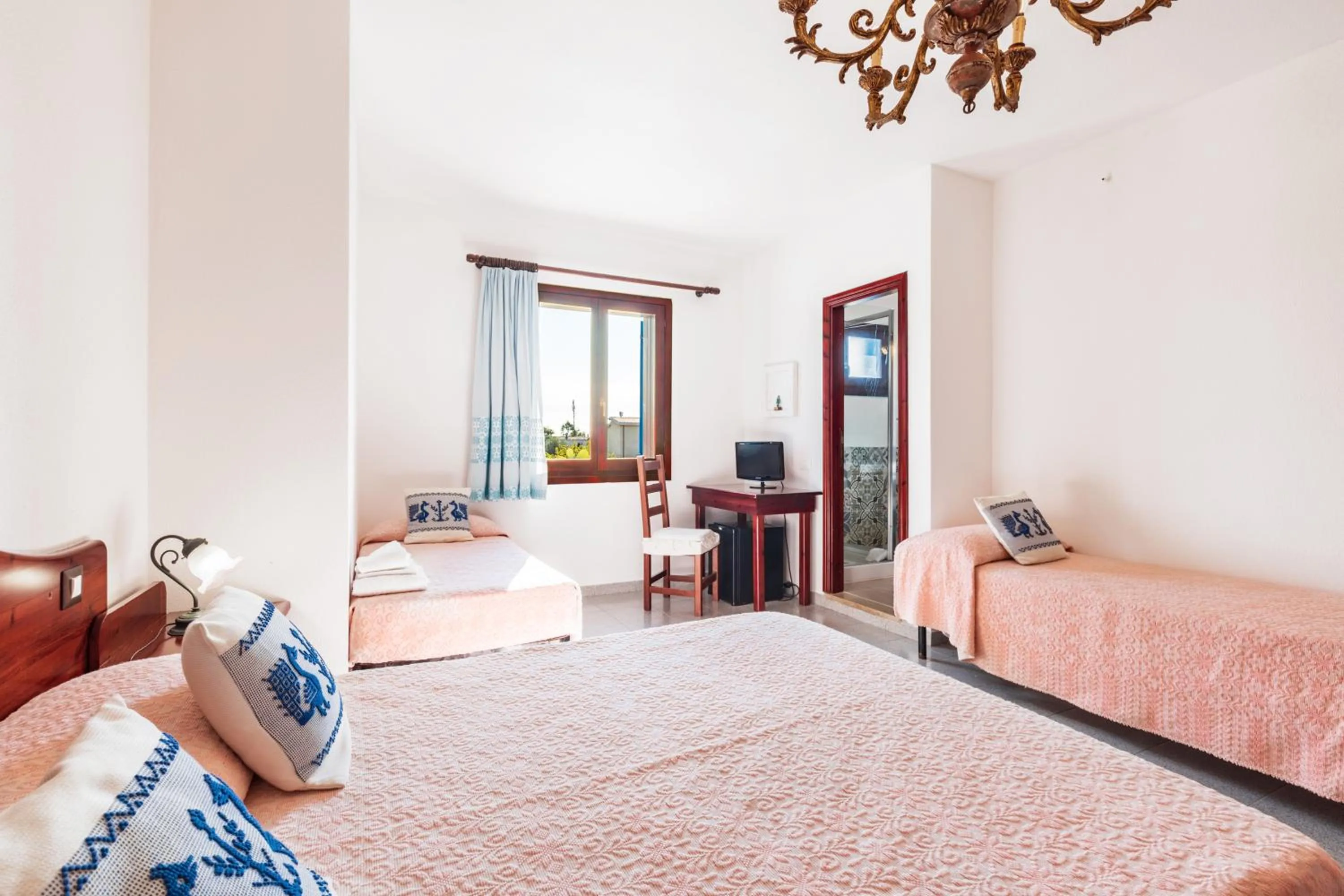 Bed in Hotel S'Ortale Possibilità di Parcheggio interno e Ristorante all'aperto