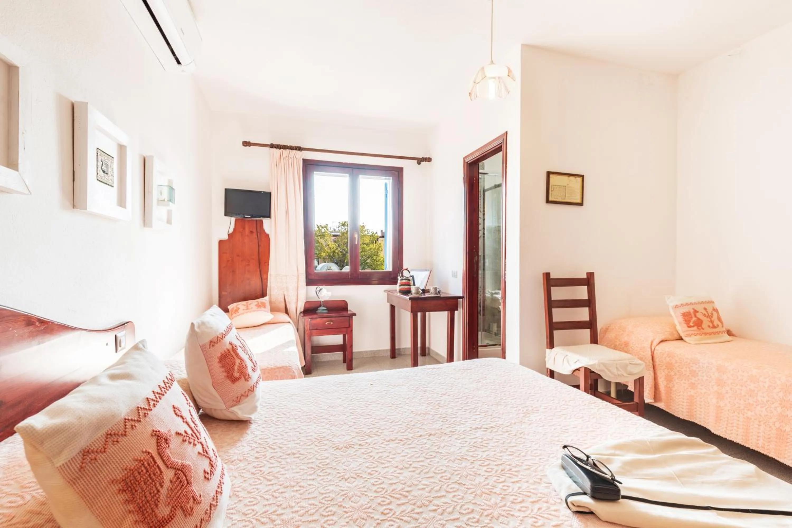 Bed in Hotel S'Ortale Possibilità di Parcheggio interno e Ristorante all'aperto