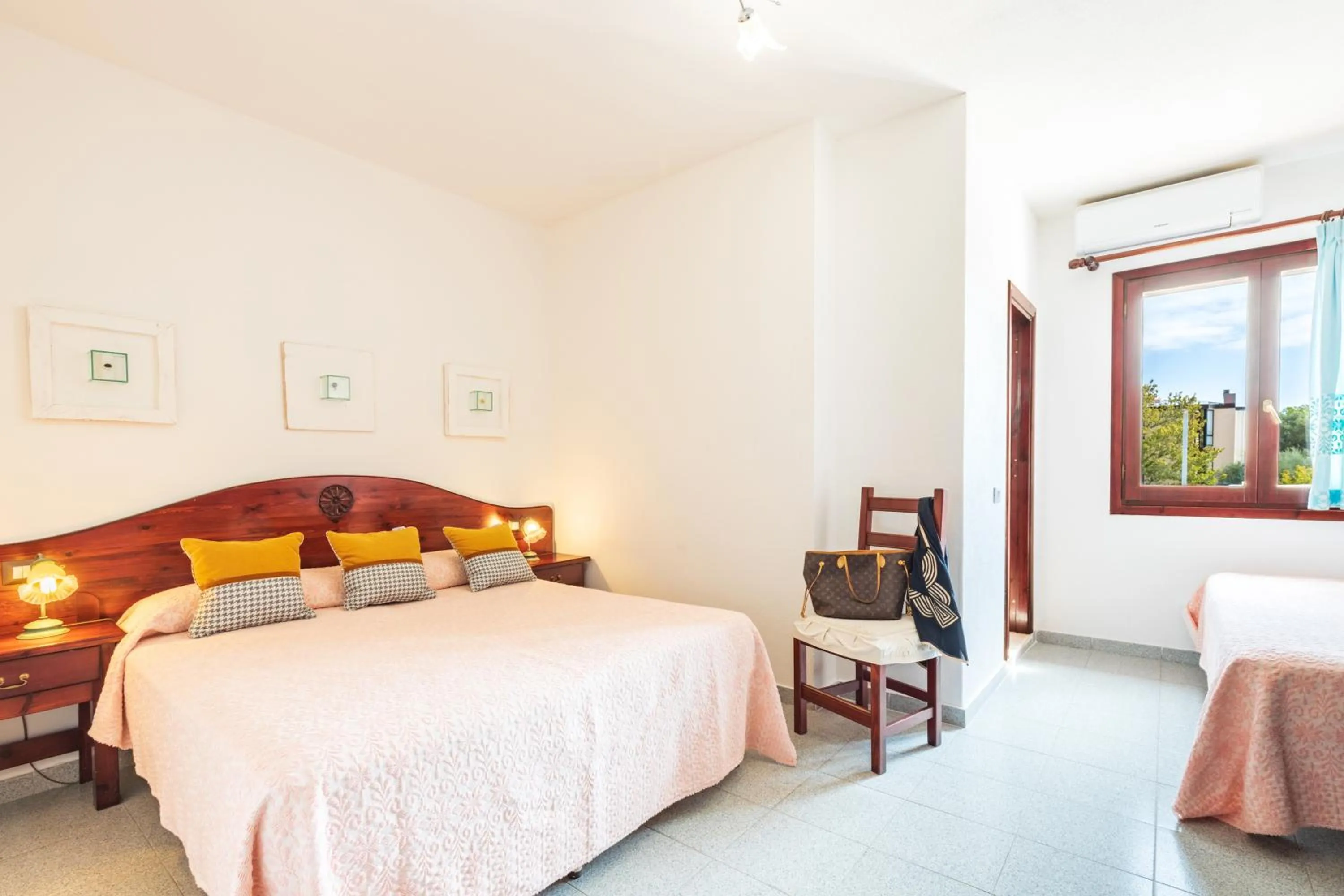 Bedroom, Bed in Hotel S'Ortale Possibilità di Parcheggio interno e Ristorante all'aperto