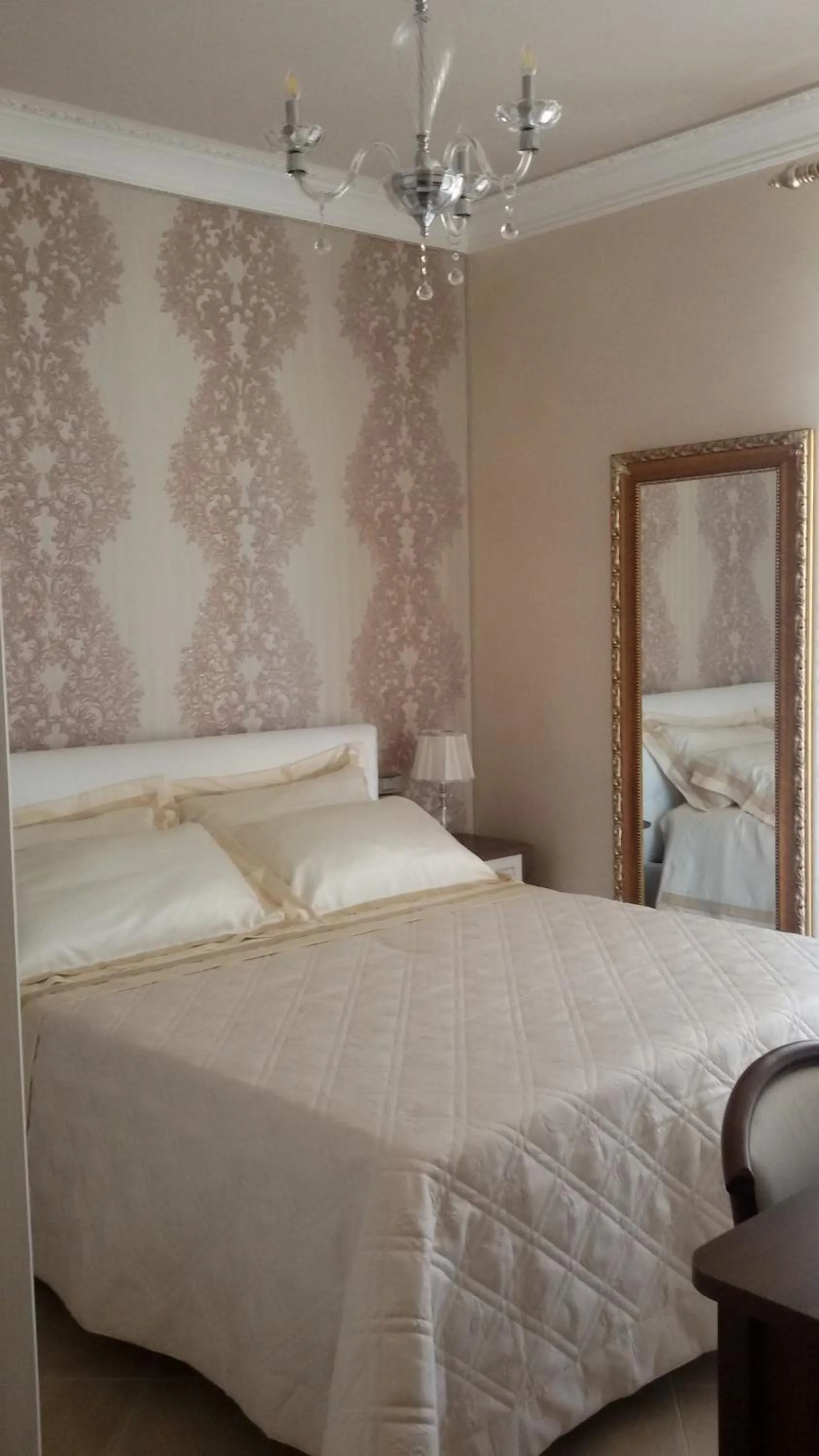 Photo of the whole room, Bed in Daphnae House