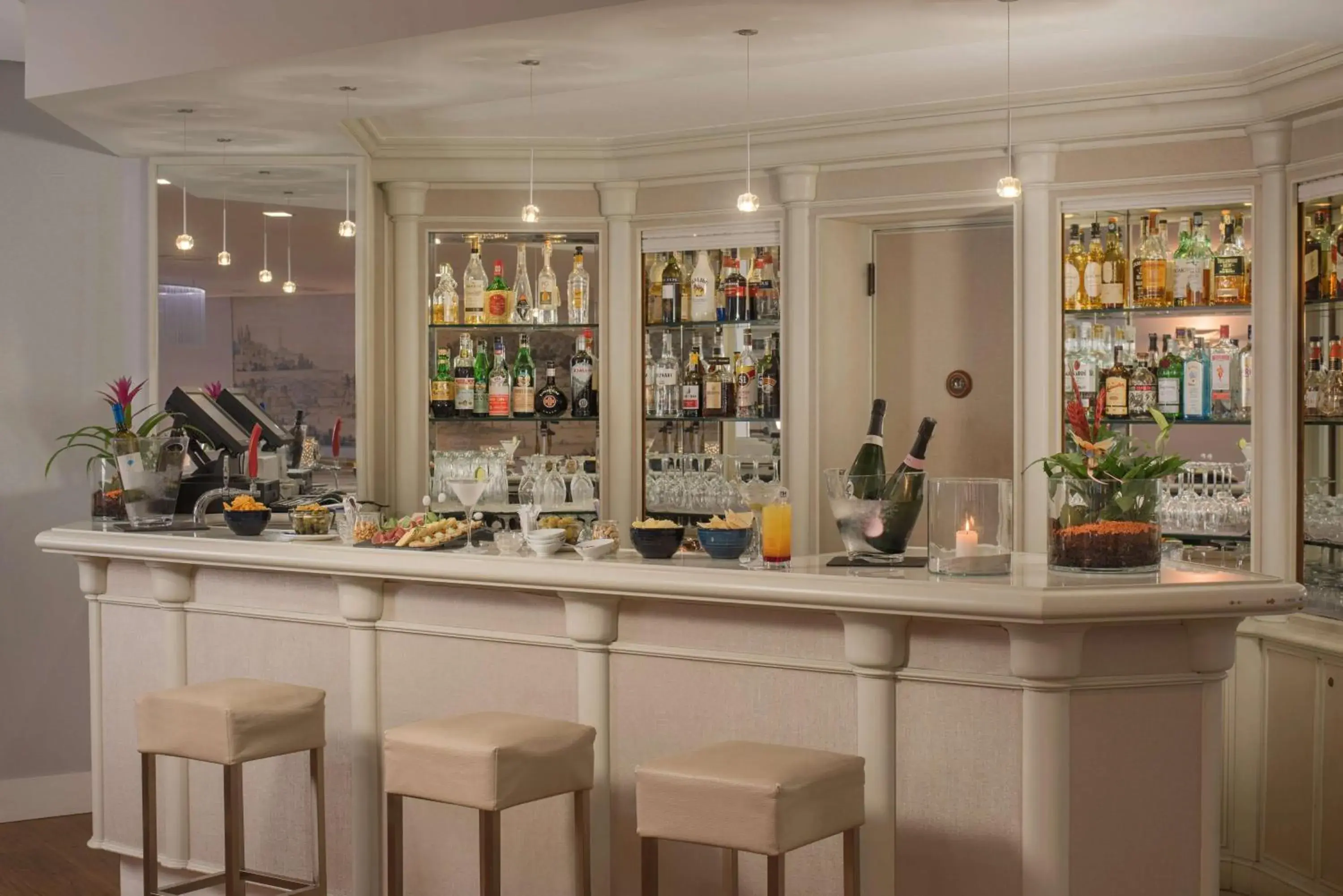 Lounge or bar in NH Genova Centro Lounge or bar in NH Genova Centro