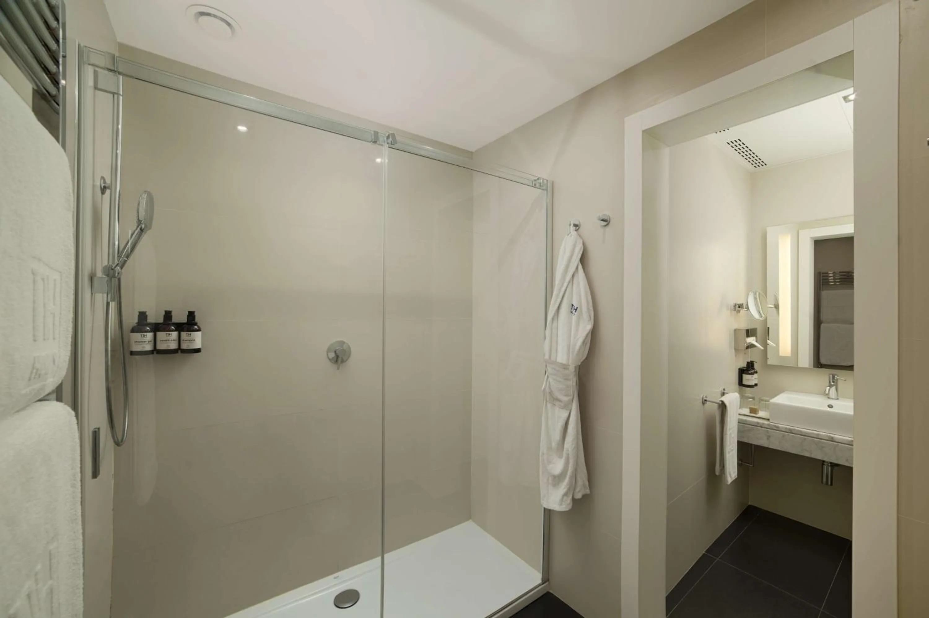 Bathroom in NH Genova Centro