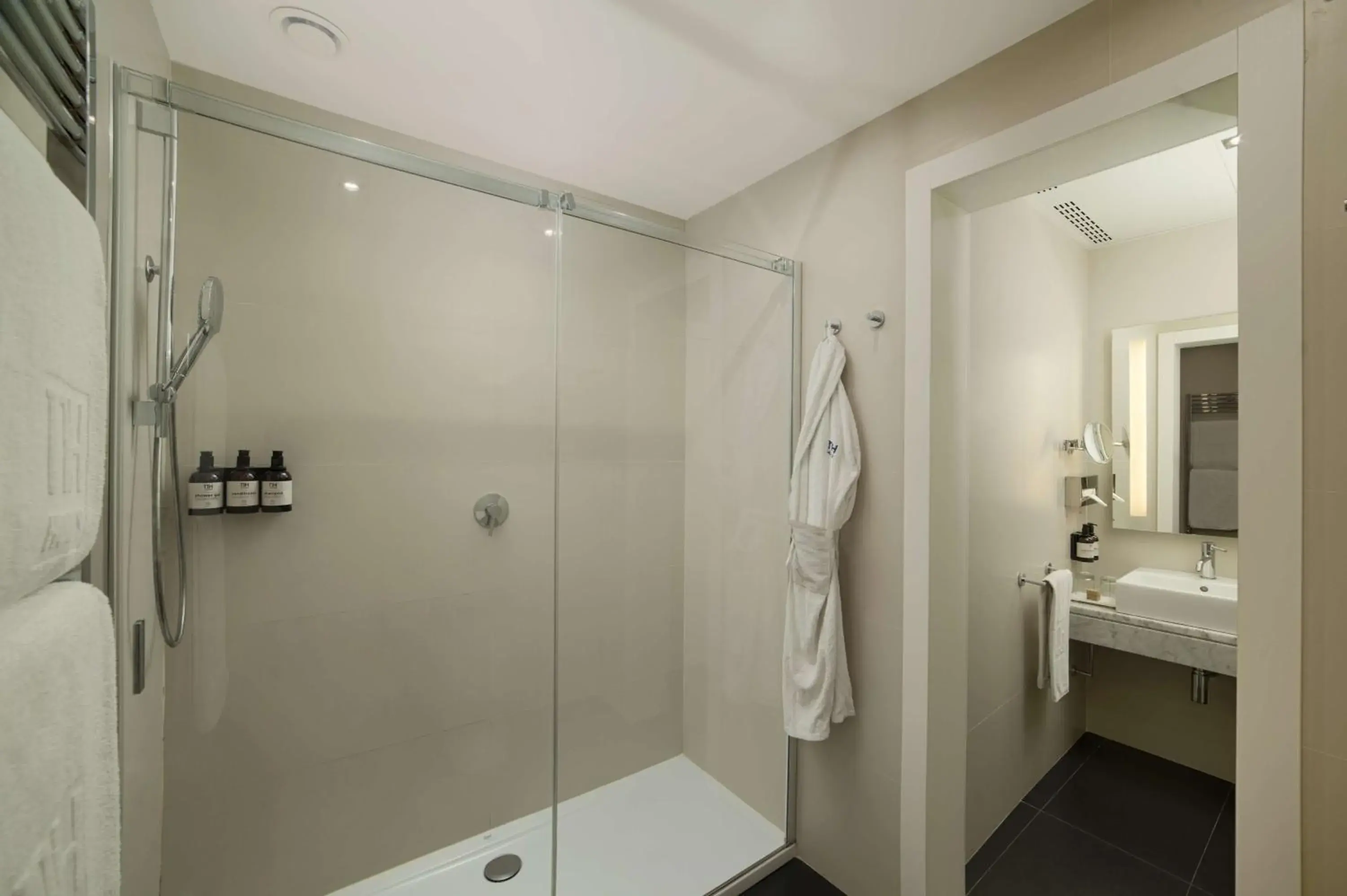 Bathroom in NH Genova Centro Bathroom in NH Genova Centro