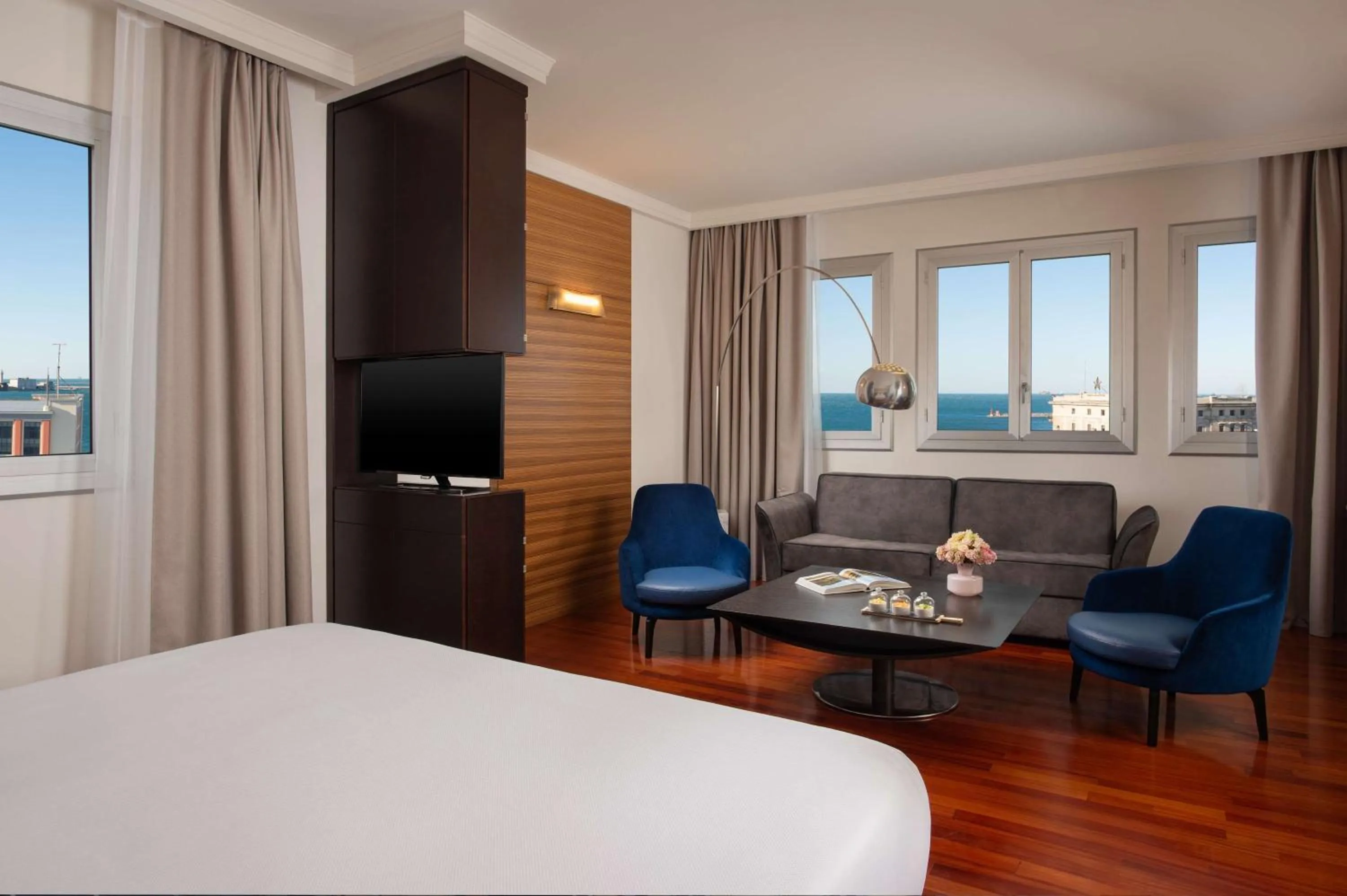 Photo of the whole room, Bed in NH Trieste