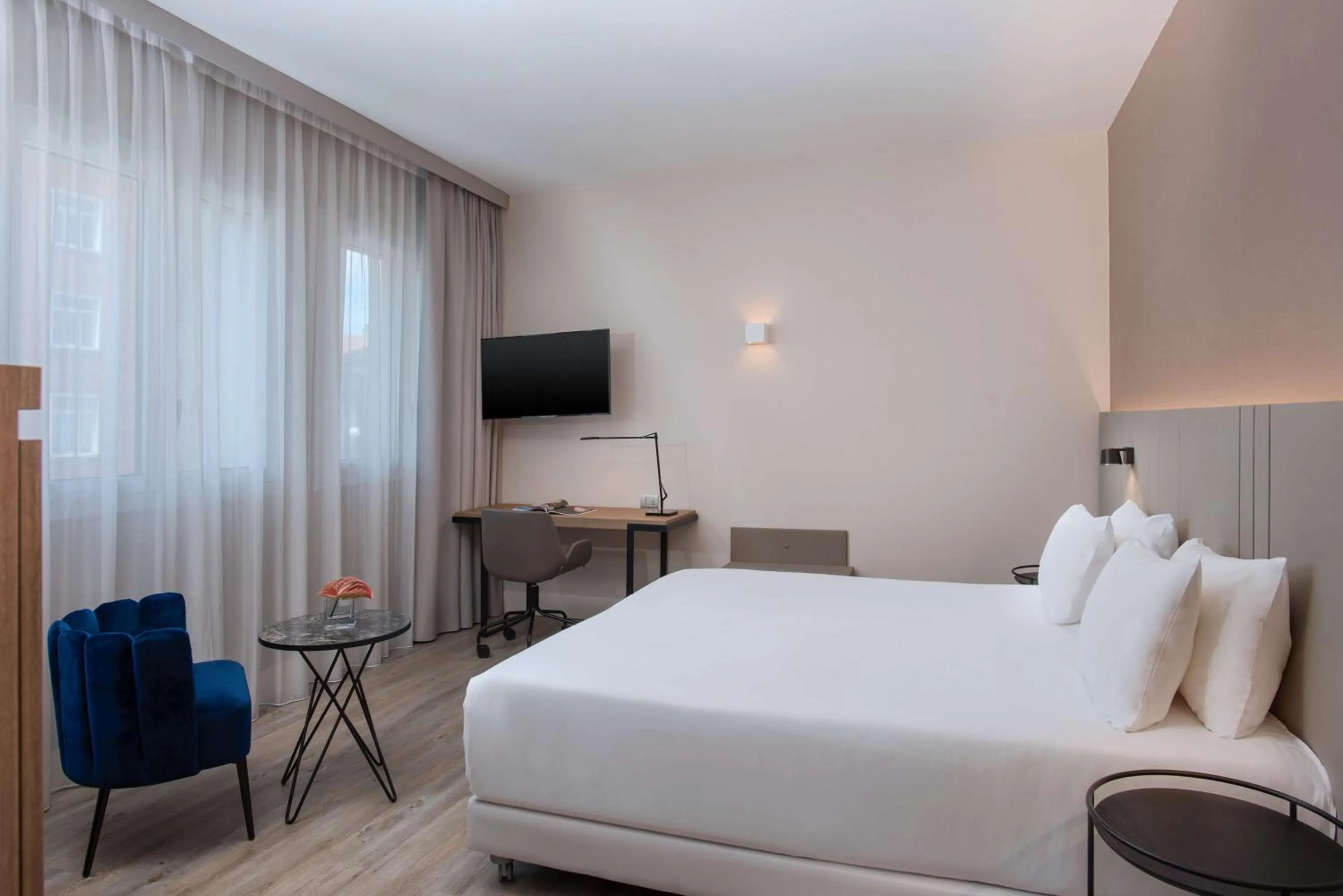 Bedroom, Bed in NH Trieste