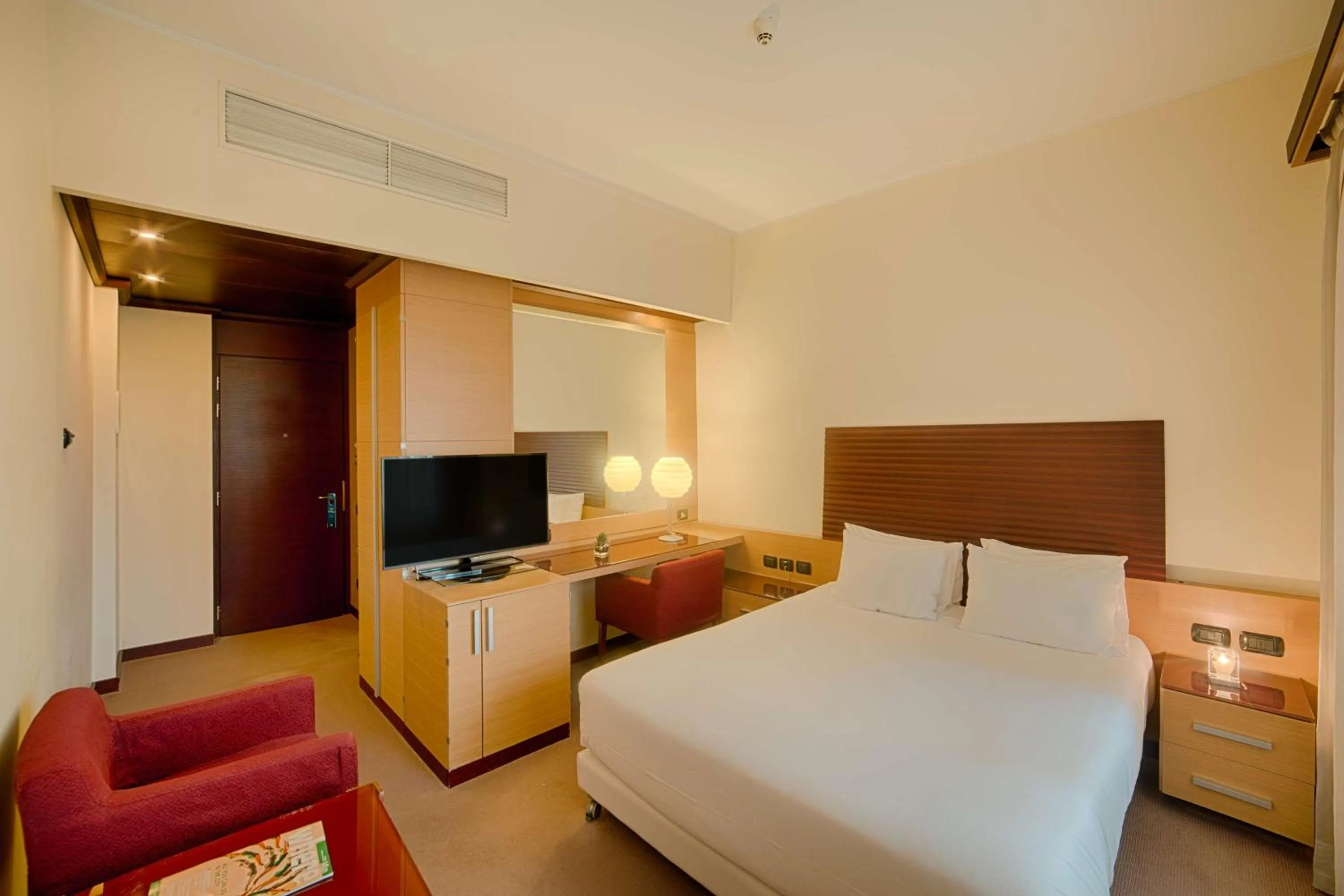 Photo of the whole room, Bed in NH Milano 2