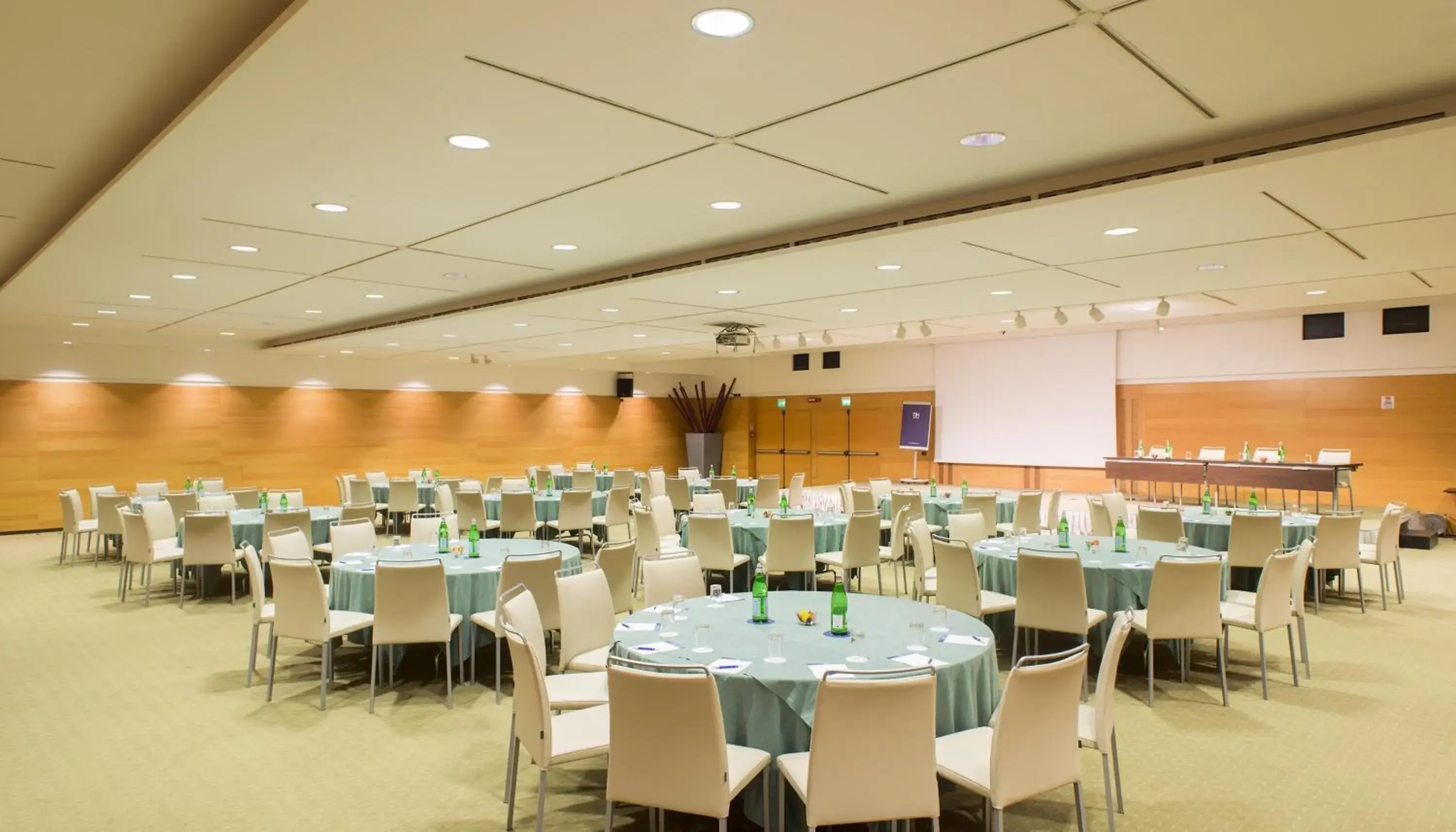 Lounge or bar in NH Milano 2 Lounge or bar in NH Milano 2