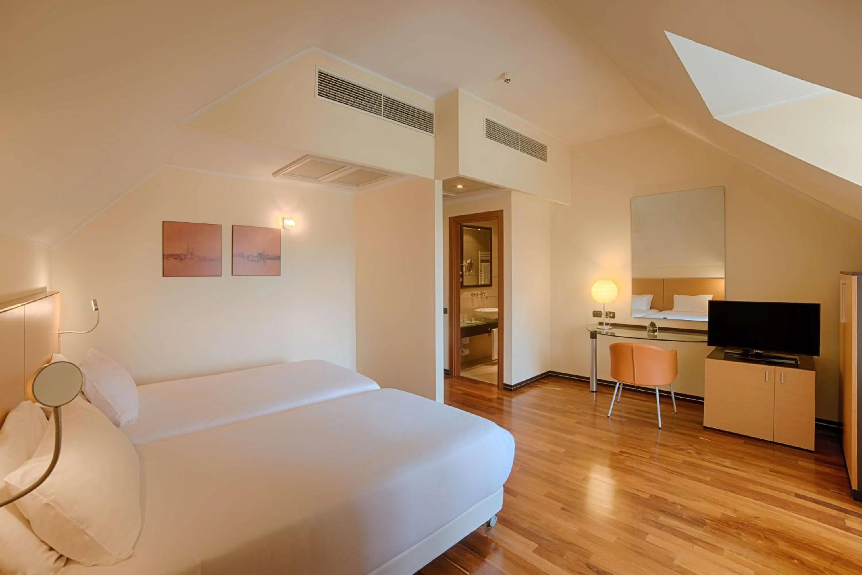 Photo of the whole room, Bed in NH Milano 2