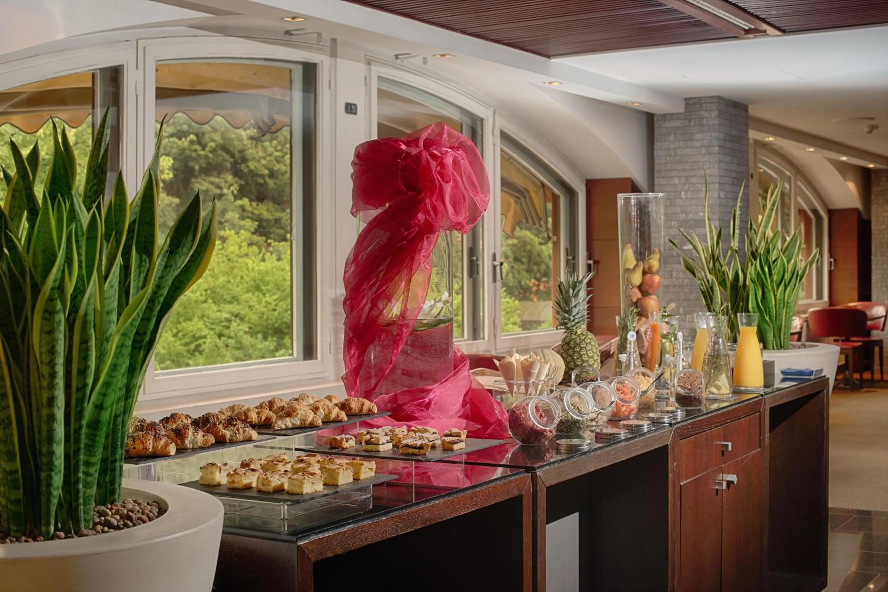 Restaurant/places to eat in NH Milano 2