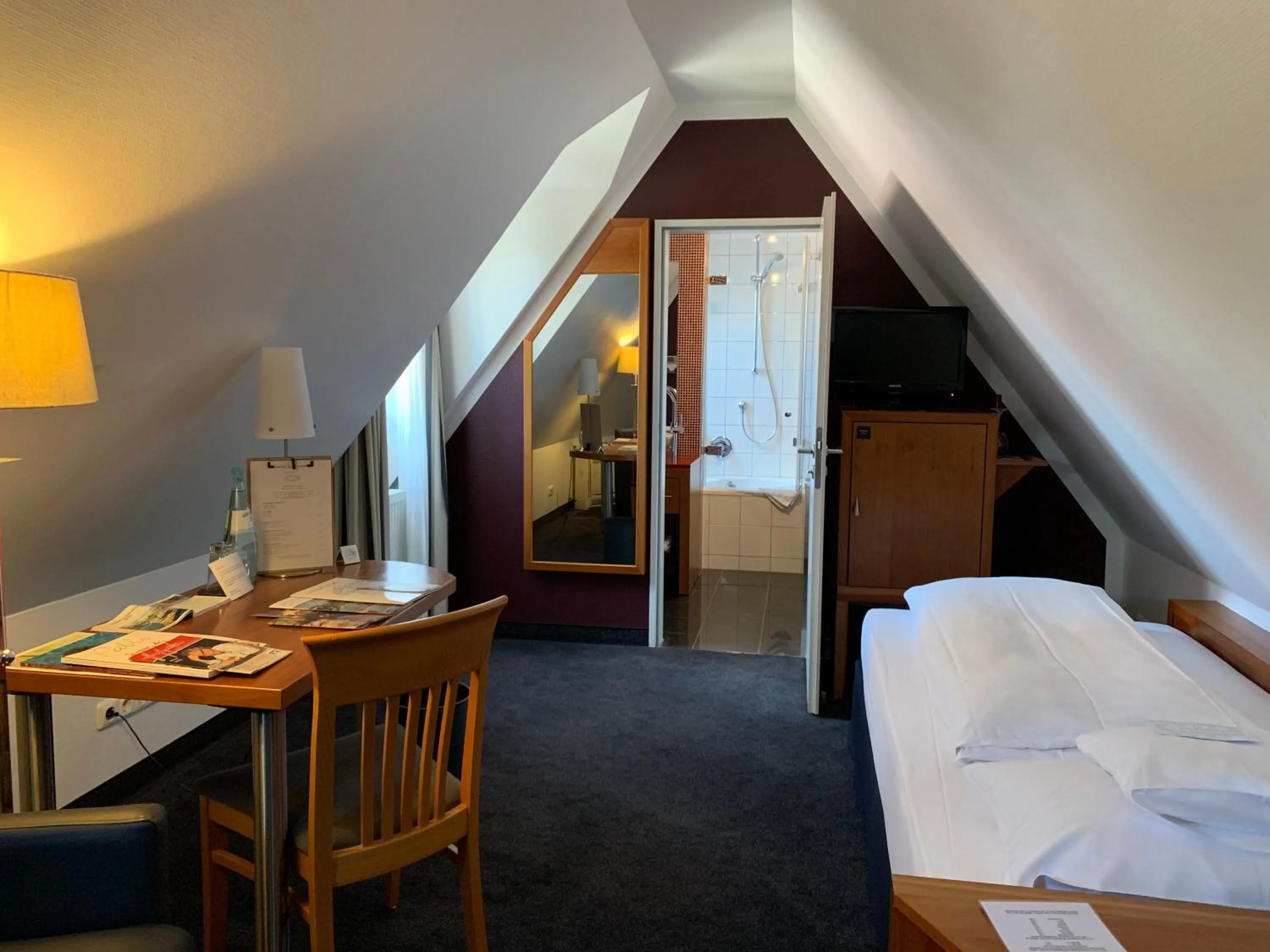 Staff, Bed in Seehotel Niedernberg - Das Dorf am See