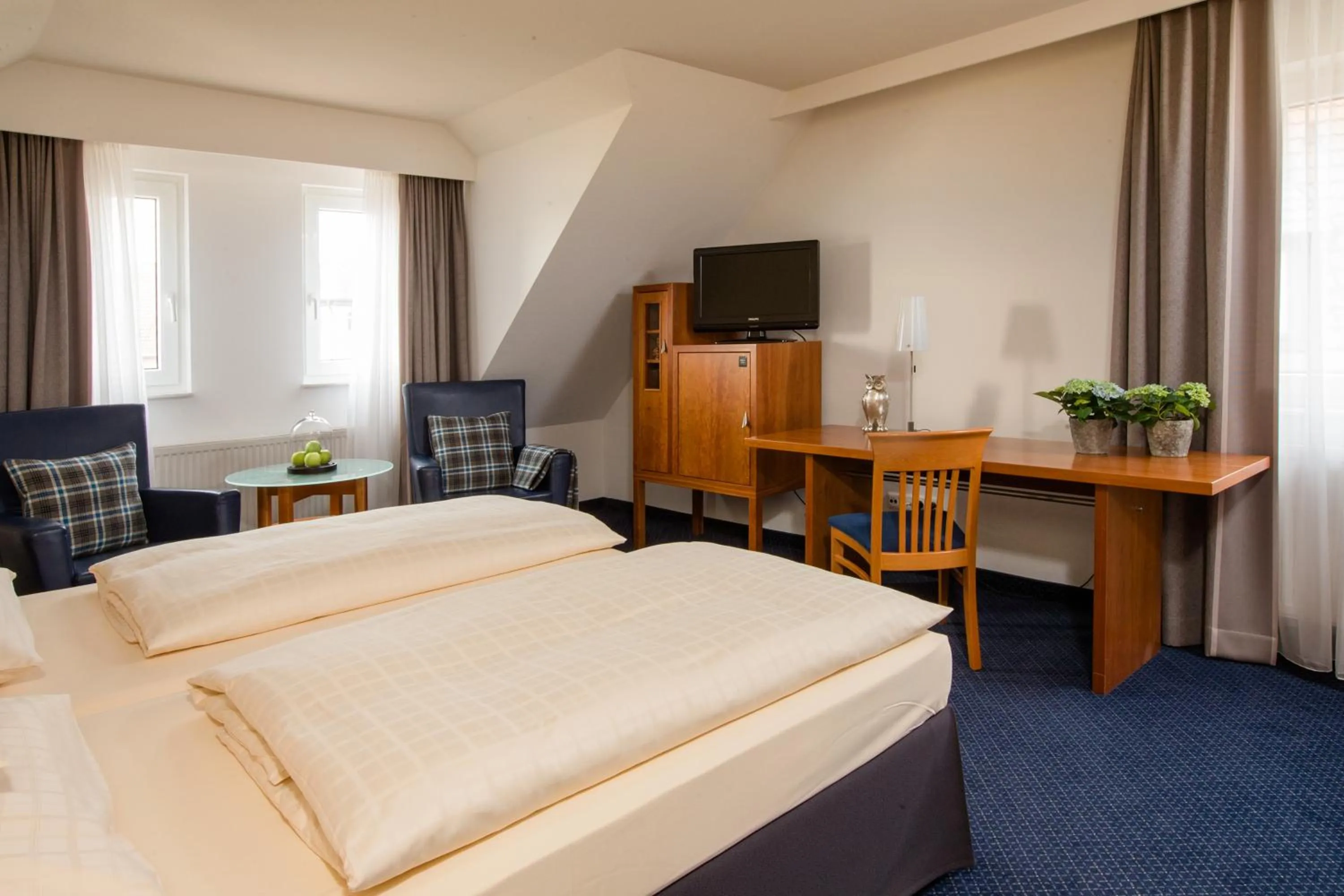 Living room, Bed in Seehotel Niedernberg - Das Dorf am See