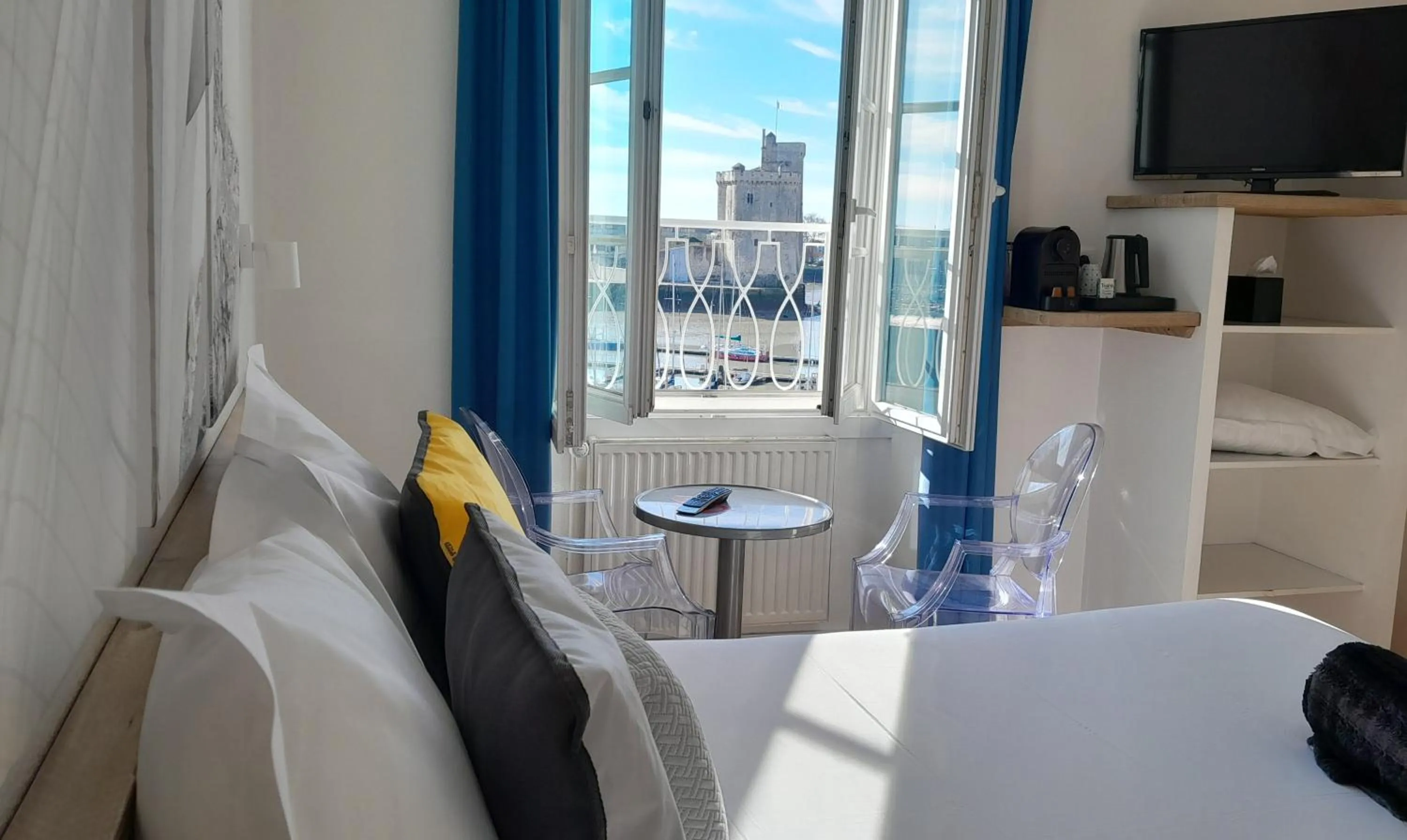 Coffee/tea facilities, Bed in Hotel La Marine, Vieux Port