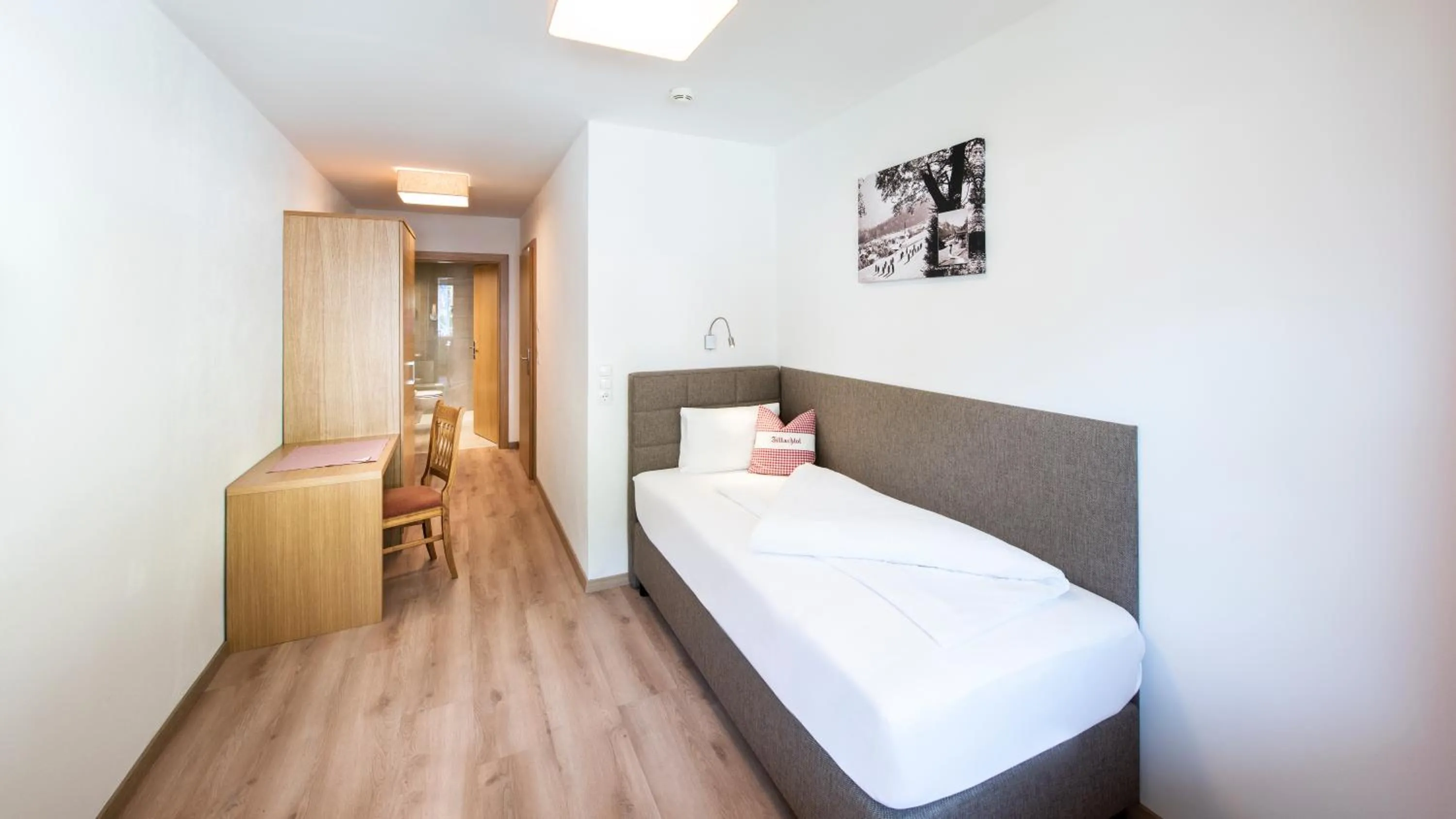 Staff, Bed in Hotel Neuwirt