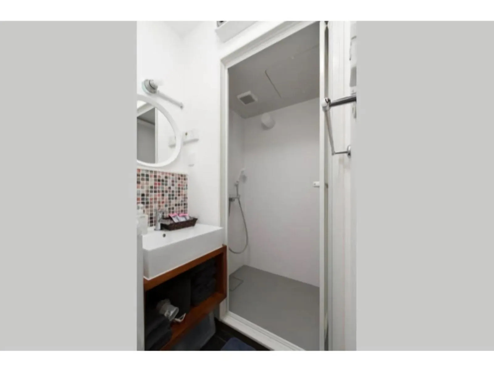 Shower in The Wonder At Stay-Bentencho-