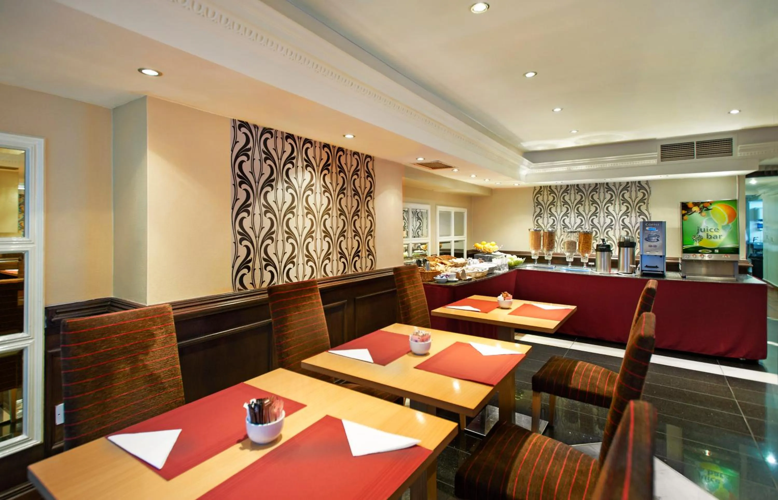 Restaurant/places to eat in Royal Eagle Hotel