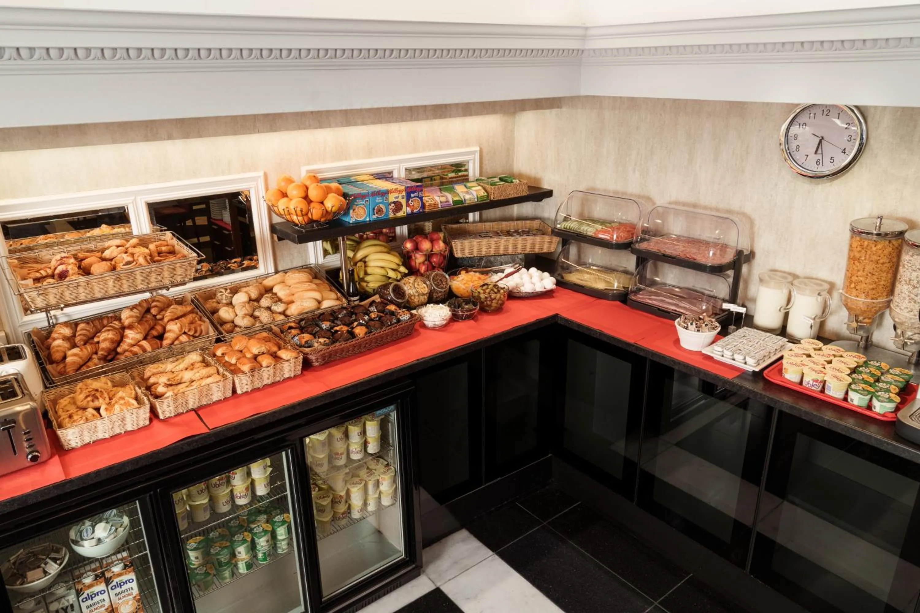 Food and drinks in Royal Eagle Hotel