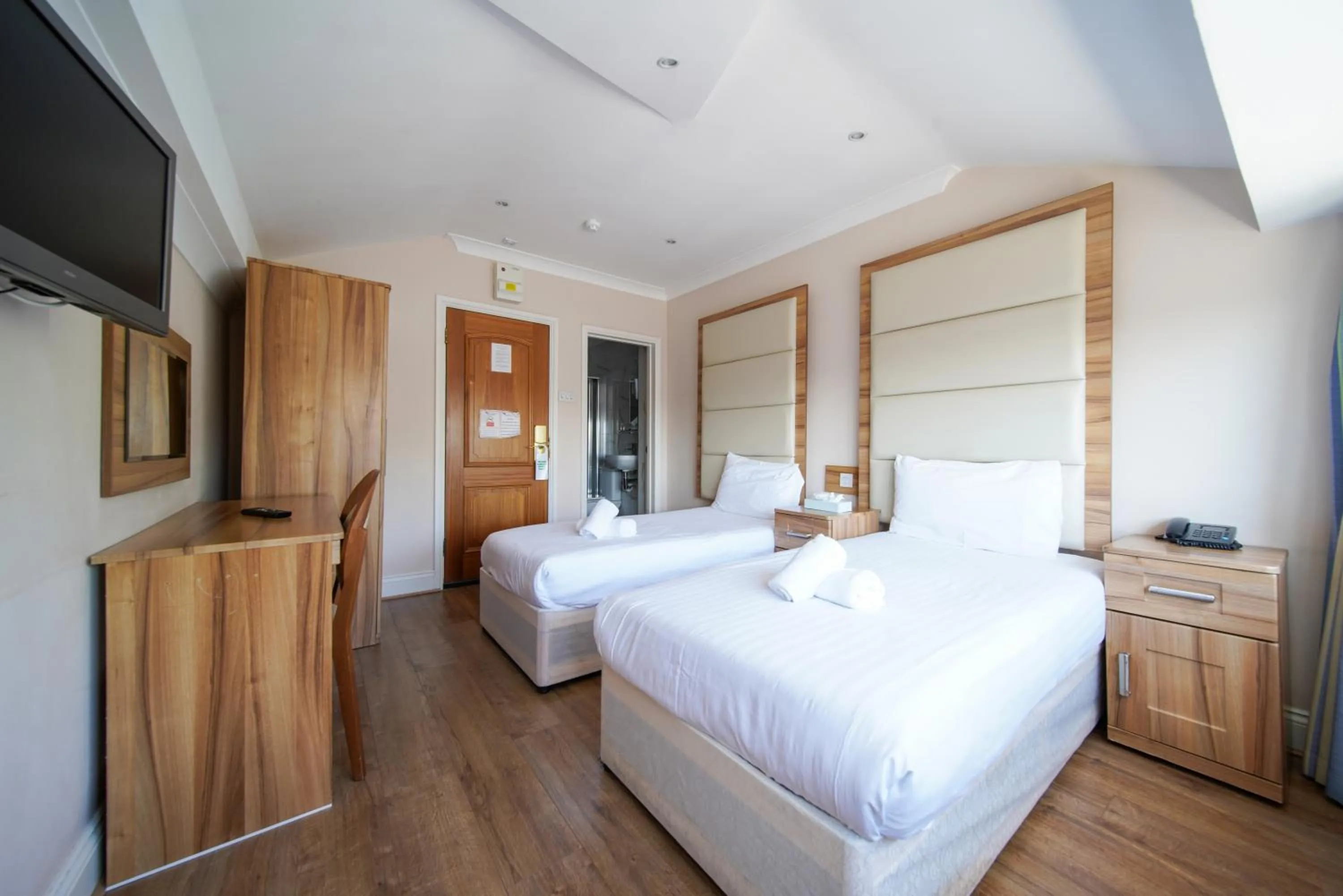 Communal lounge/ TV room, Bed in Royal Eagle Hotel