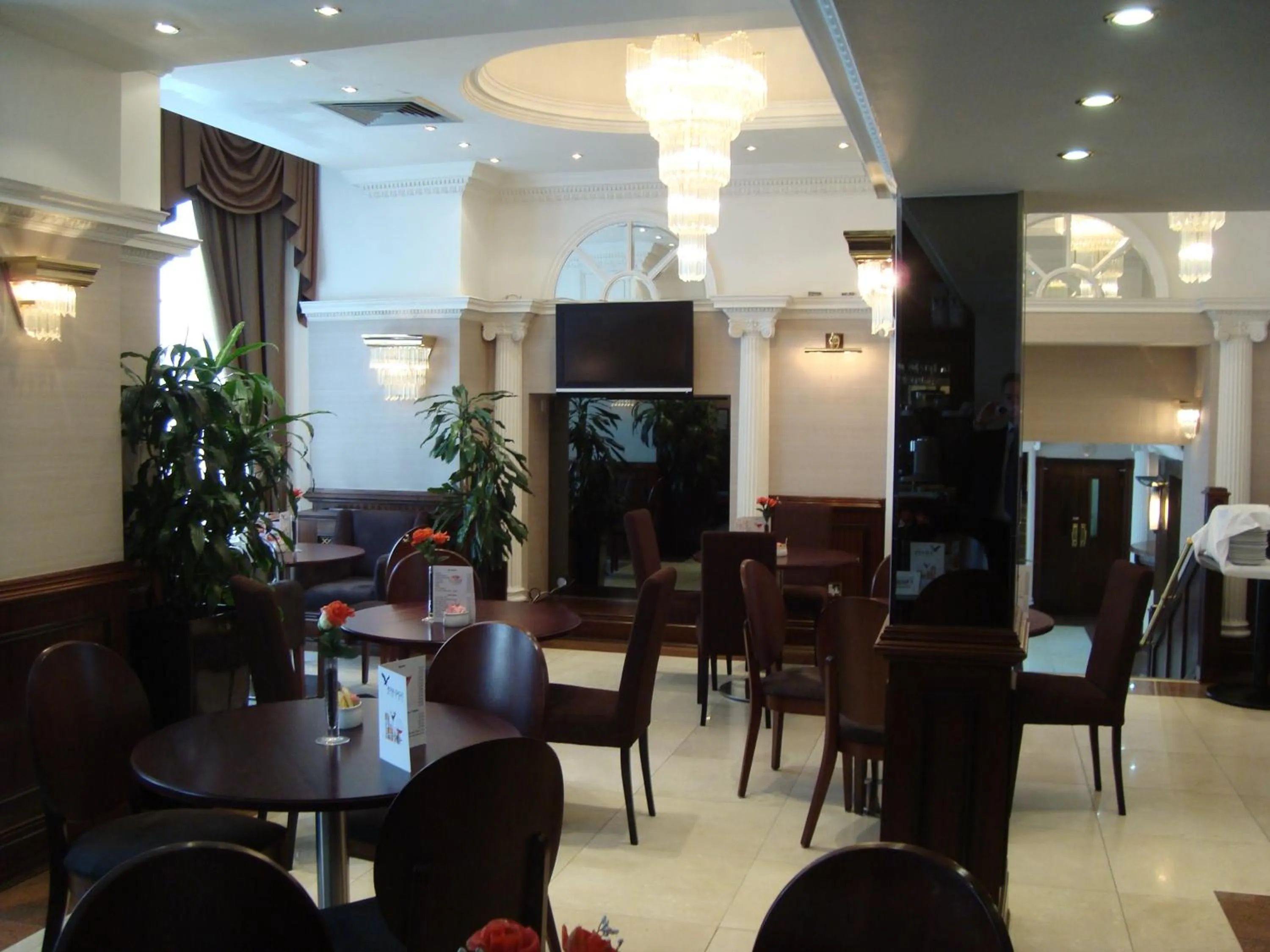 Restaurant/places to eat in Royal Eagle Hotel