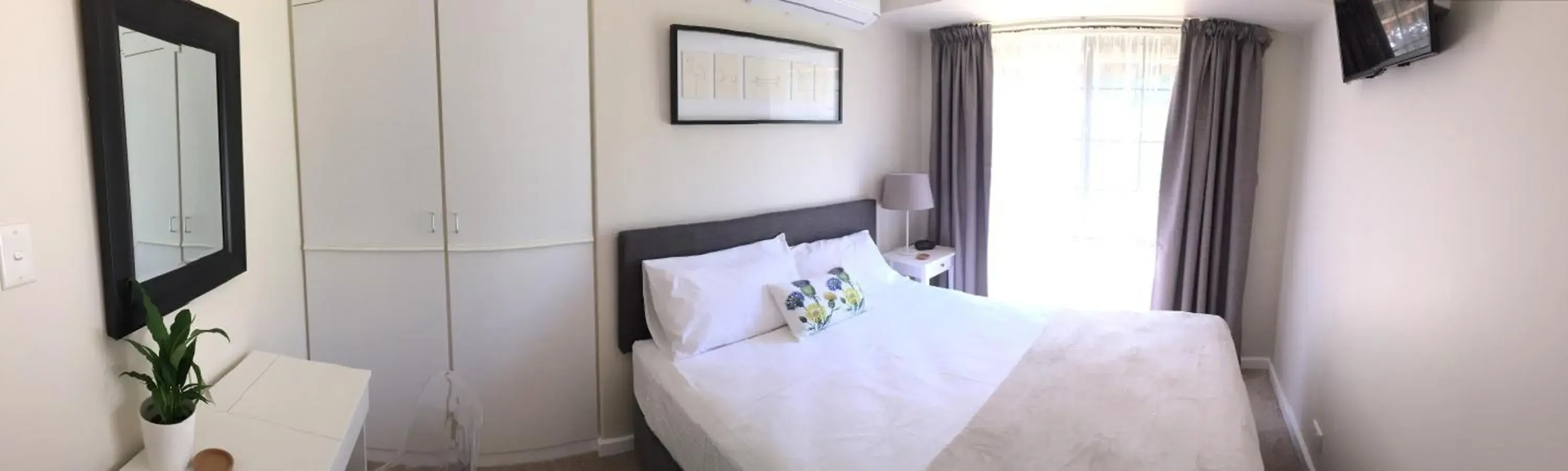 Queen Room in Murdoch Station Bed & Breakfast Queen Room in Murdoch Station Bed & Breakfast