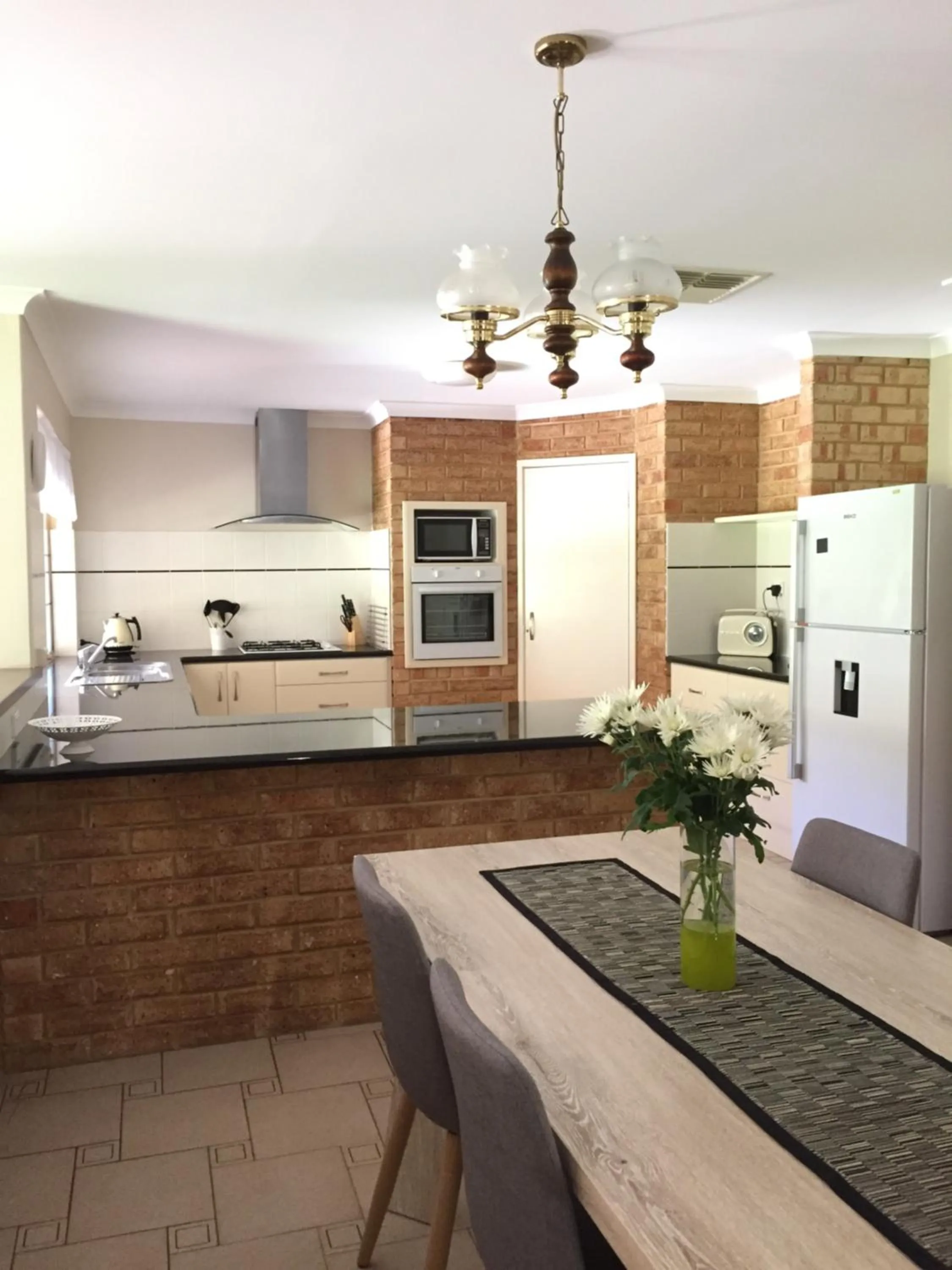 Communal kitchen in Murdoch Station Bed & Breakfast