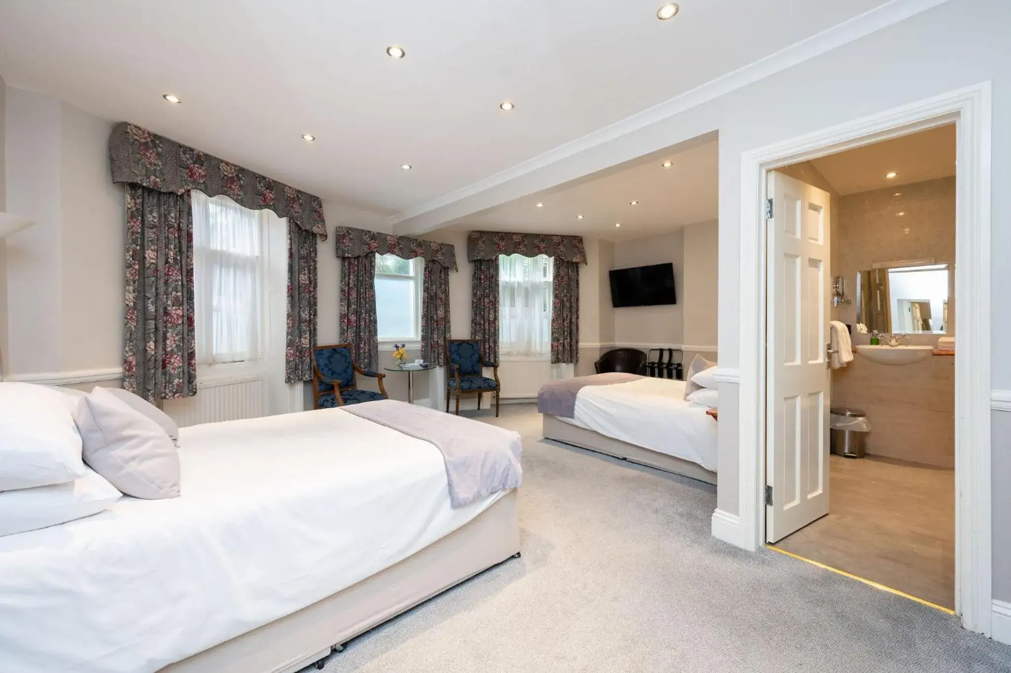 Bathroom, Bed in The Lanes Hotel