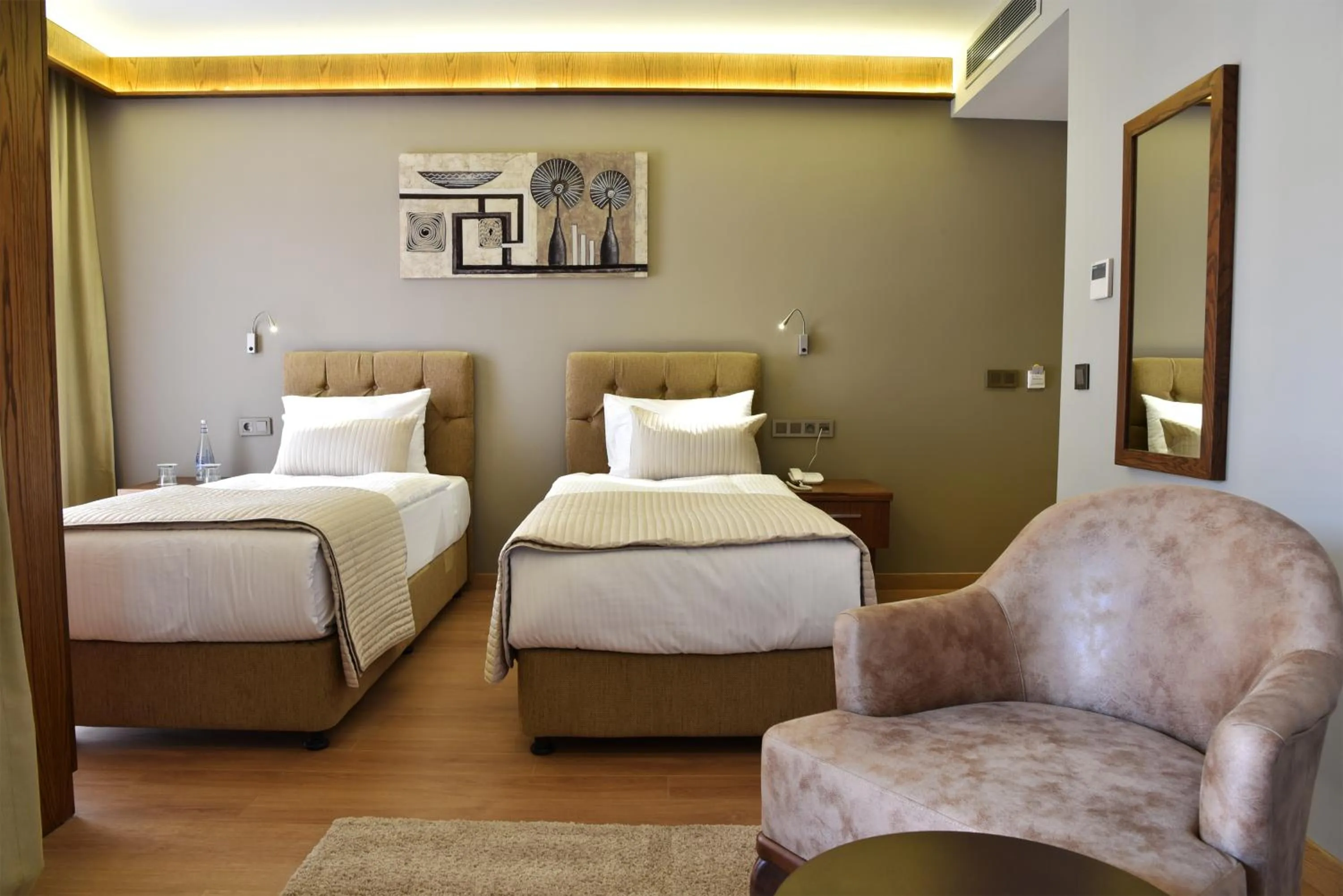 Balcony/Terrace, Bed in The Elegant Hotel