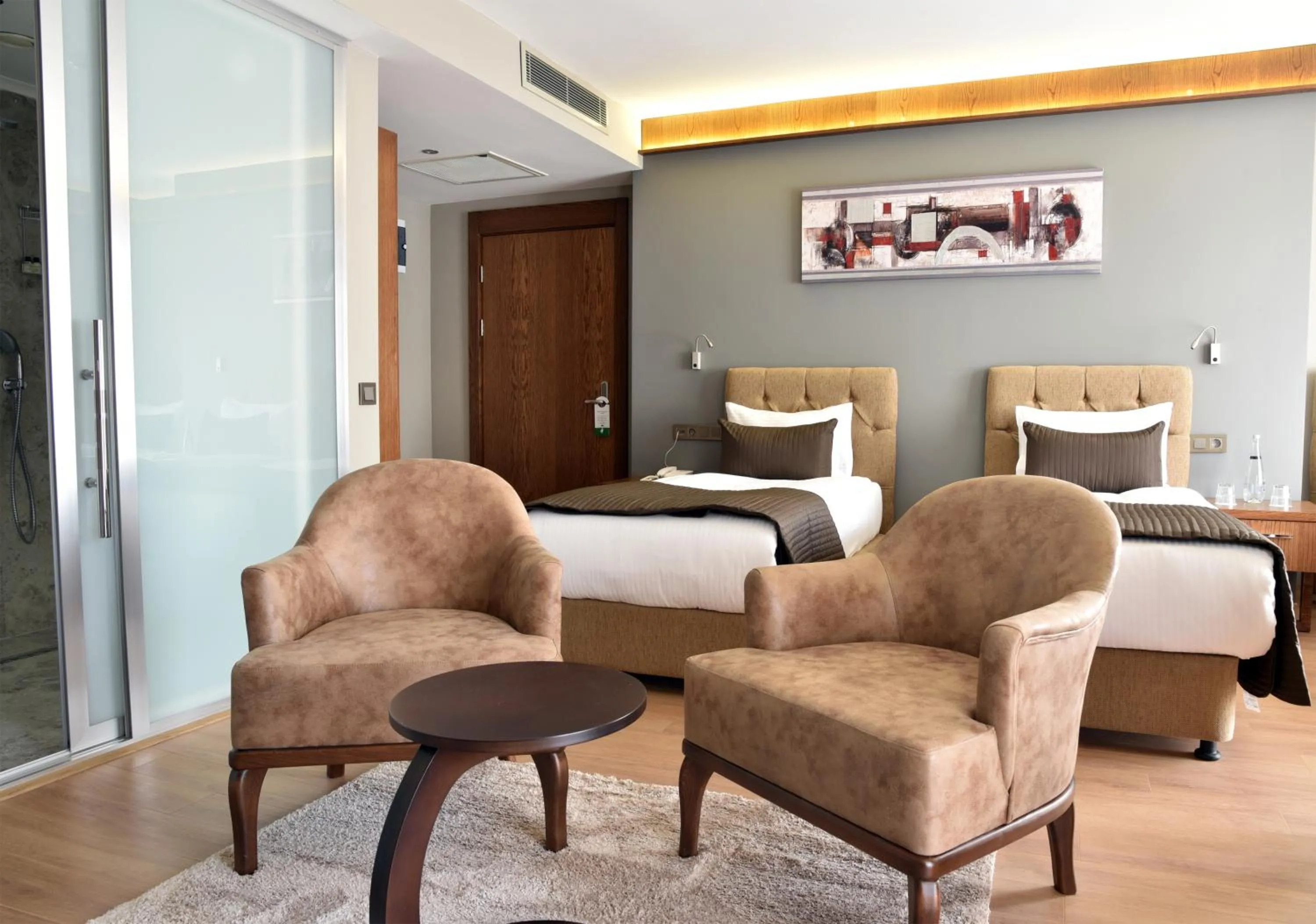 Living room, Bed in The Elegant Hotel