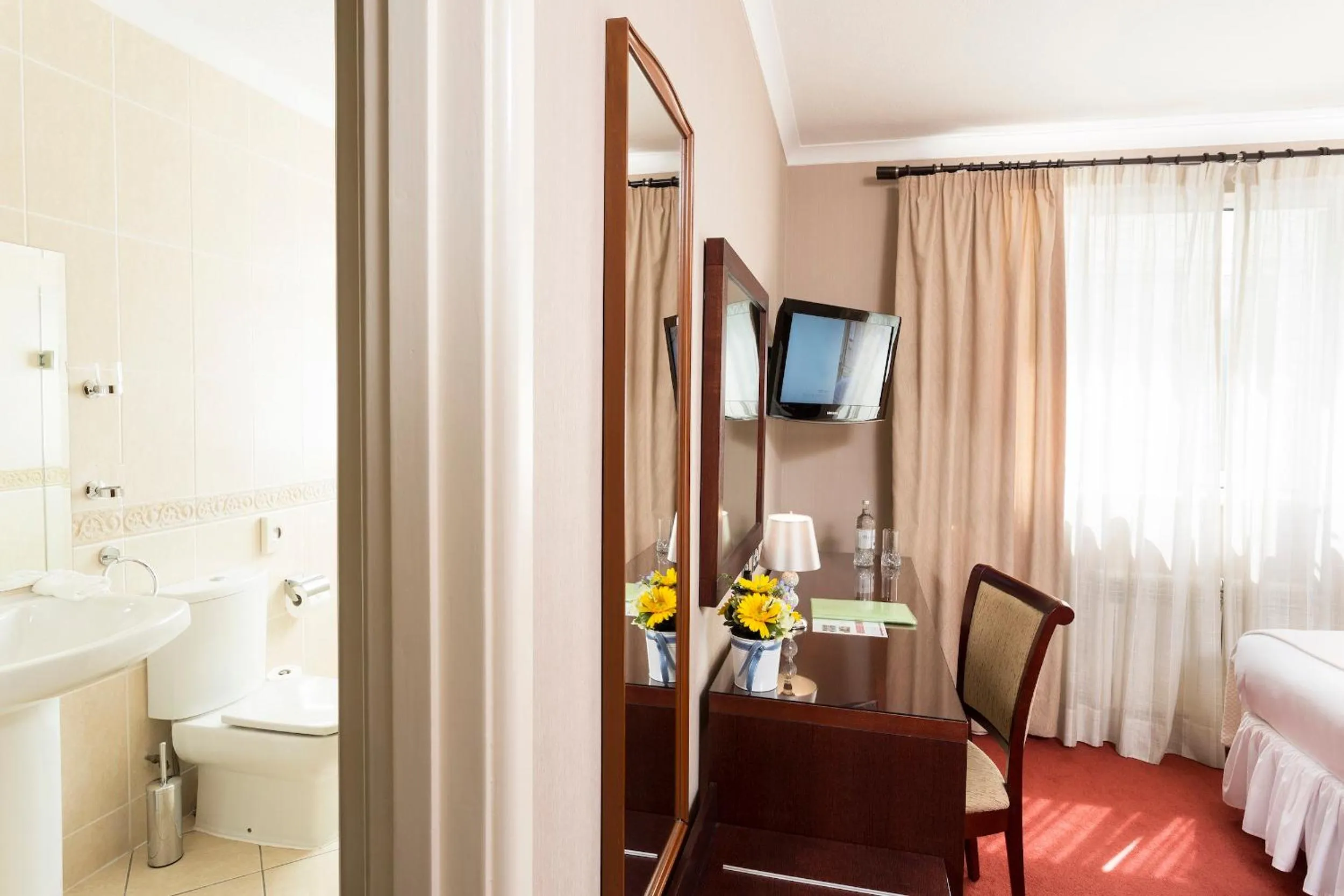 Bathroom, Bed in The Savoy Jersey