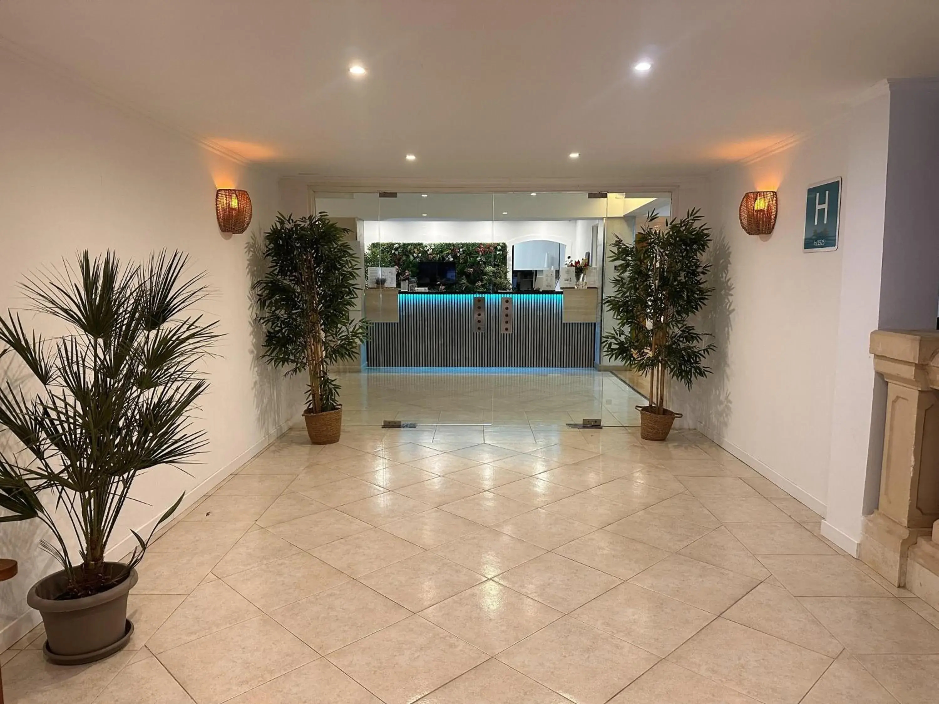 Facade/entrance in Hotel Selva Arenal Facade/entrance in Hotel Selva Arenal