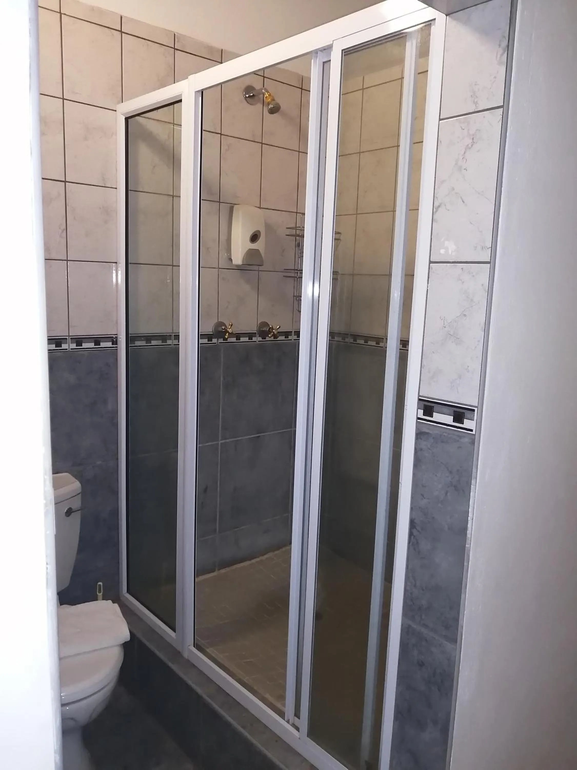 Bathroom in Krige Lodge B&B