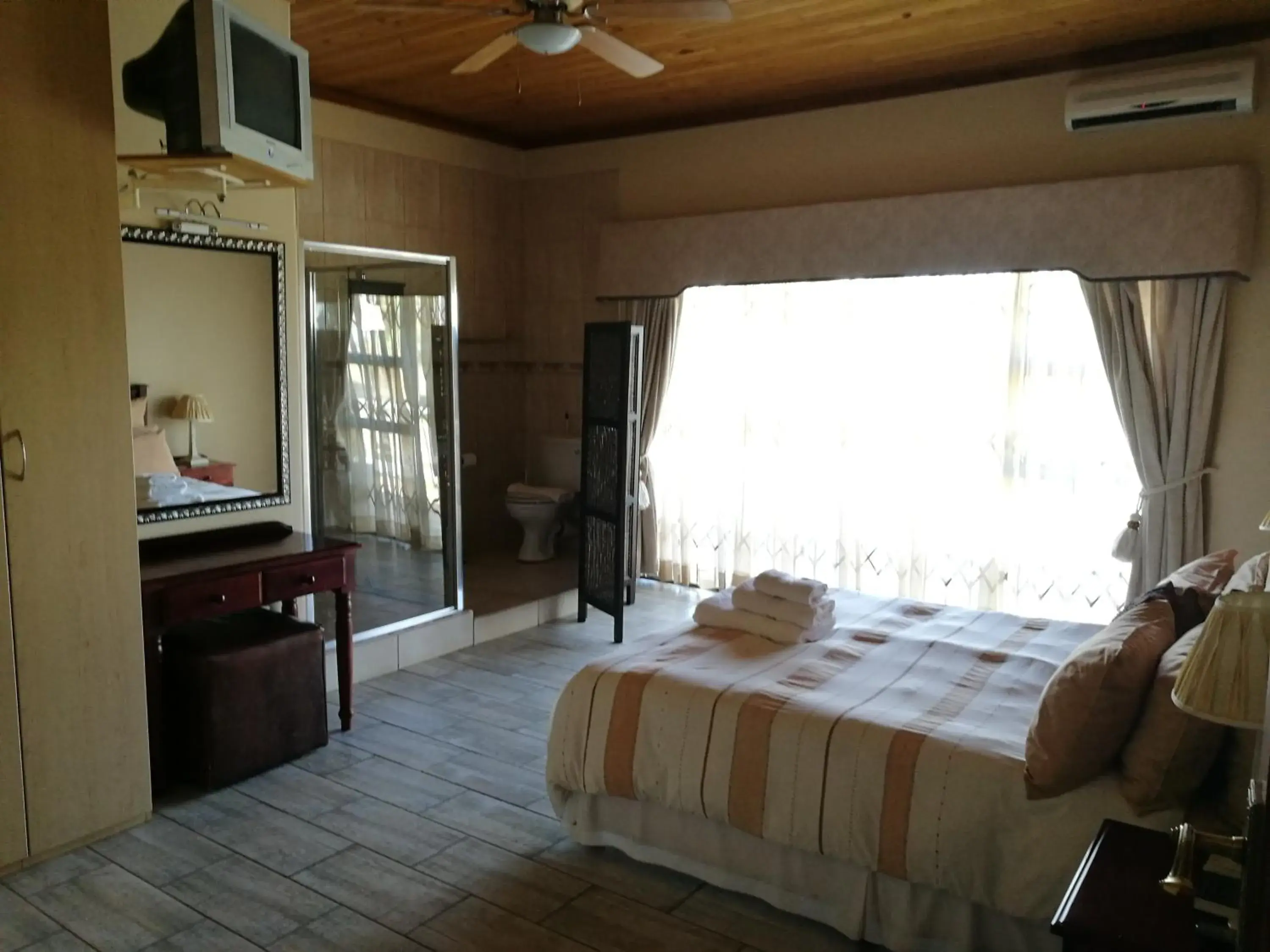 Queen Room with Balcony - single occupancy in Krige Lodge B&B Queen Room with Balcony - single occupancy in Krige Lodge B&B