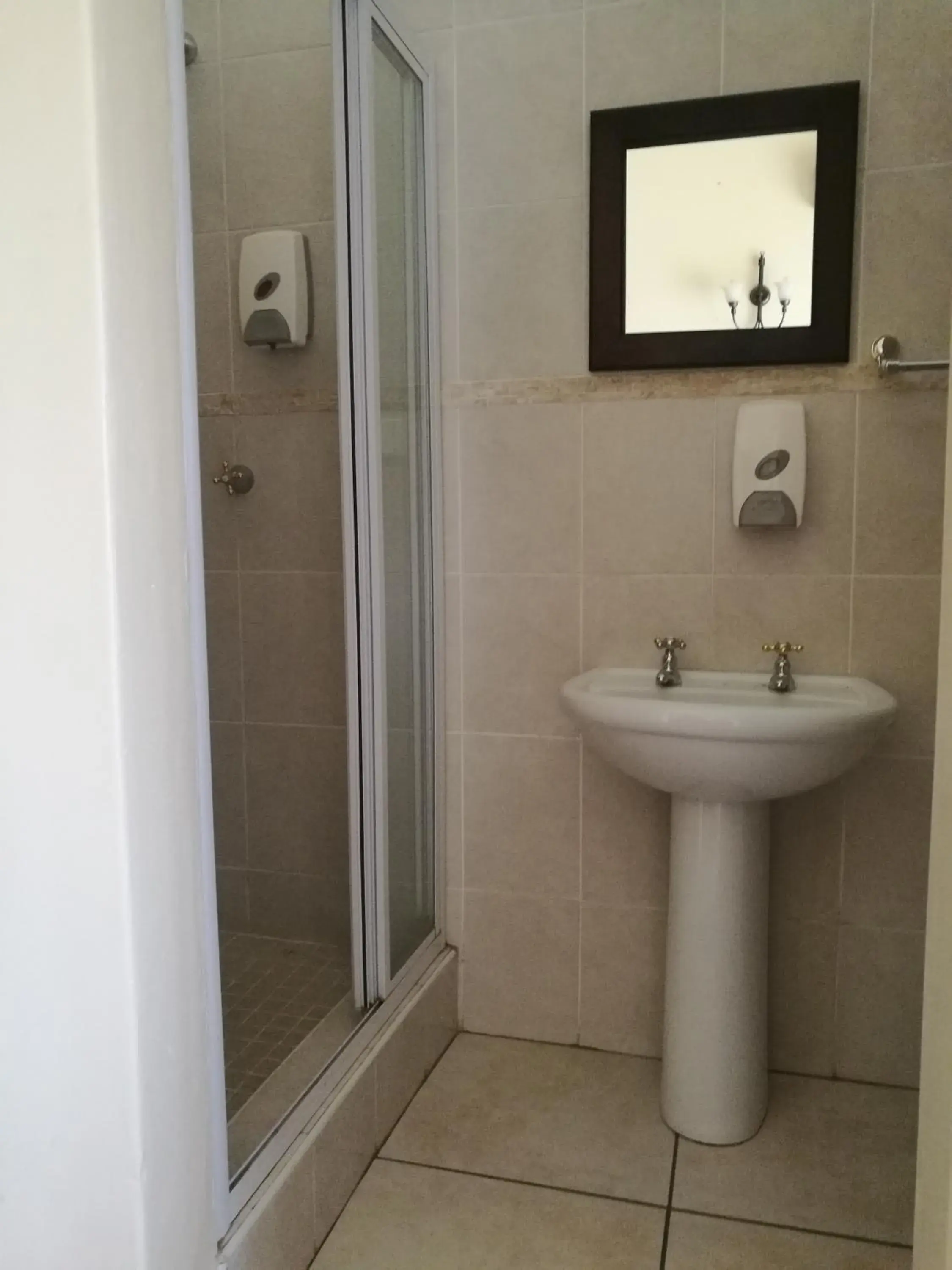 Queen Room with Balcony - single occupancy in Krige Lodge B&B Queen Room with Balcony - single occupancy in Krige Lodge B&B