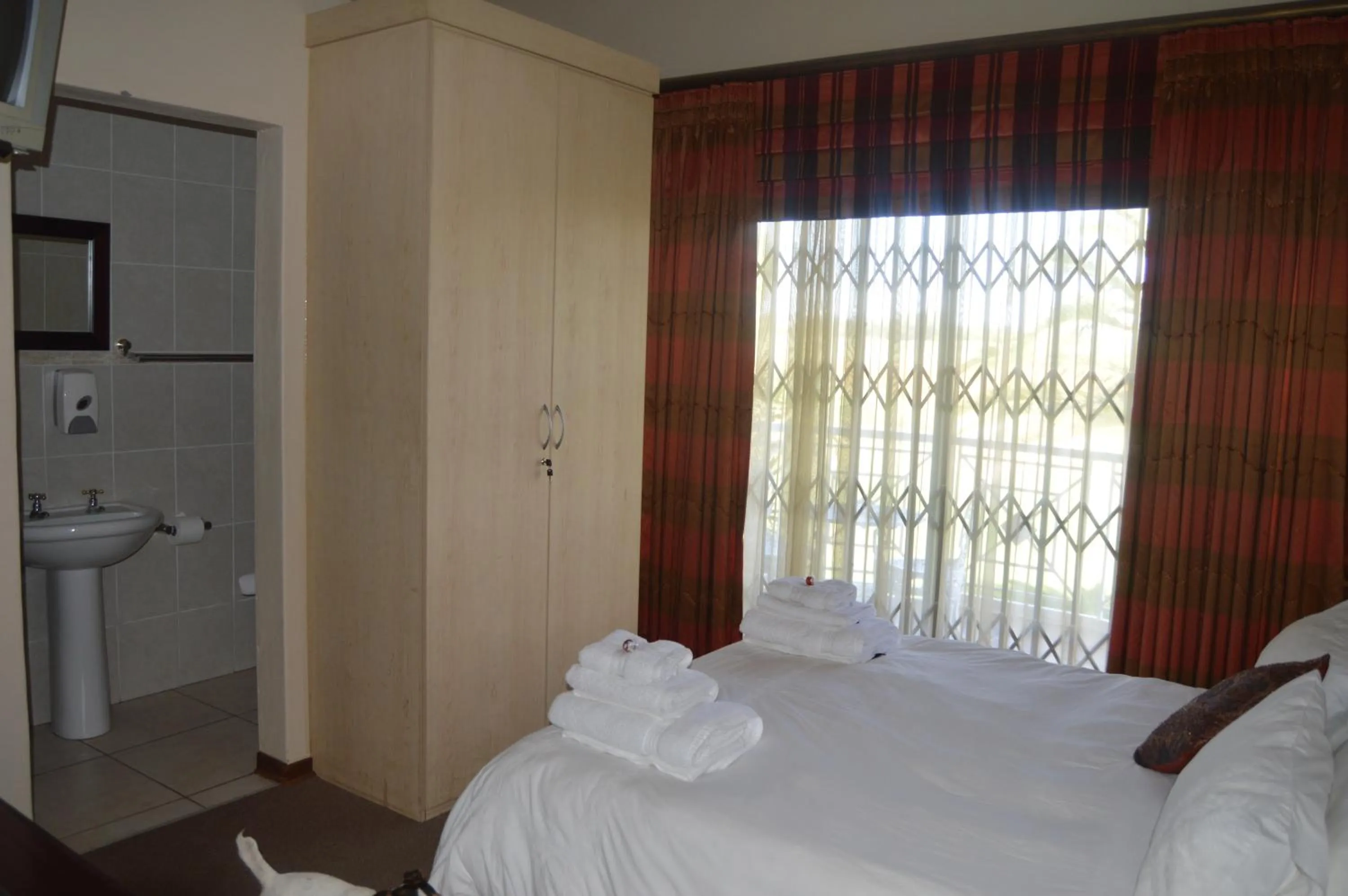 Bathroom, Bed in Krige Lodge B&B