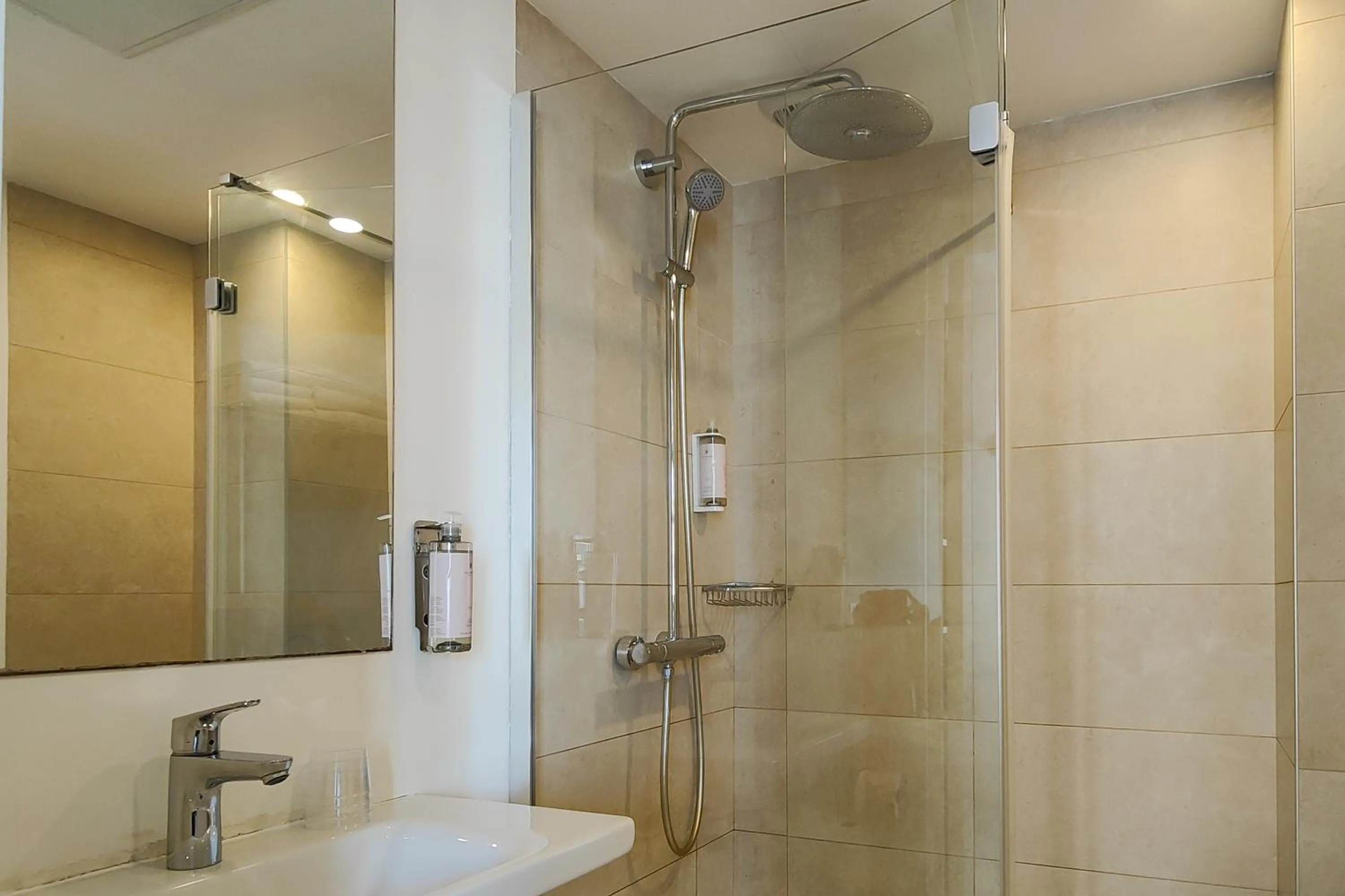 Bathroom in Hôtel Du Centre, un hôtel AMMI