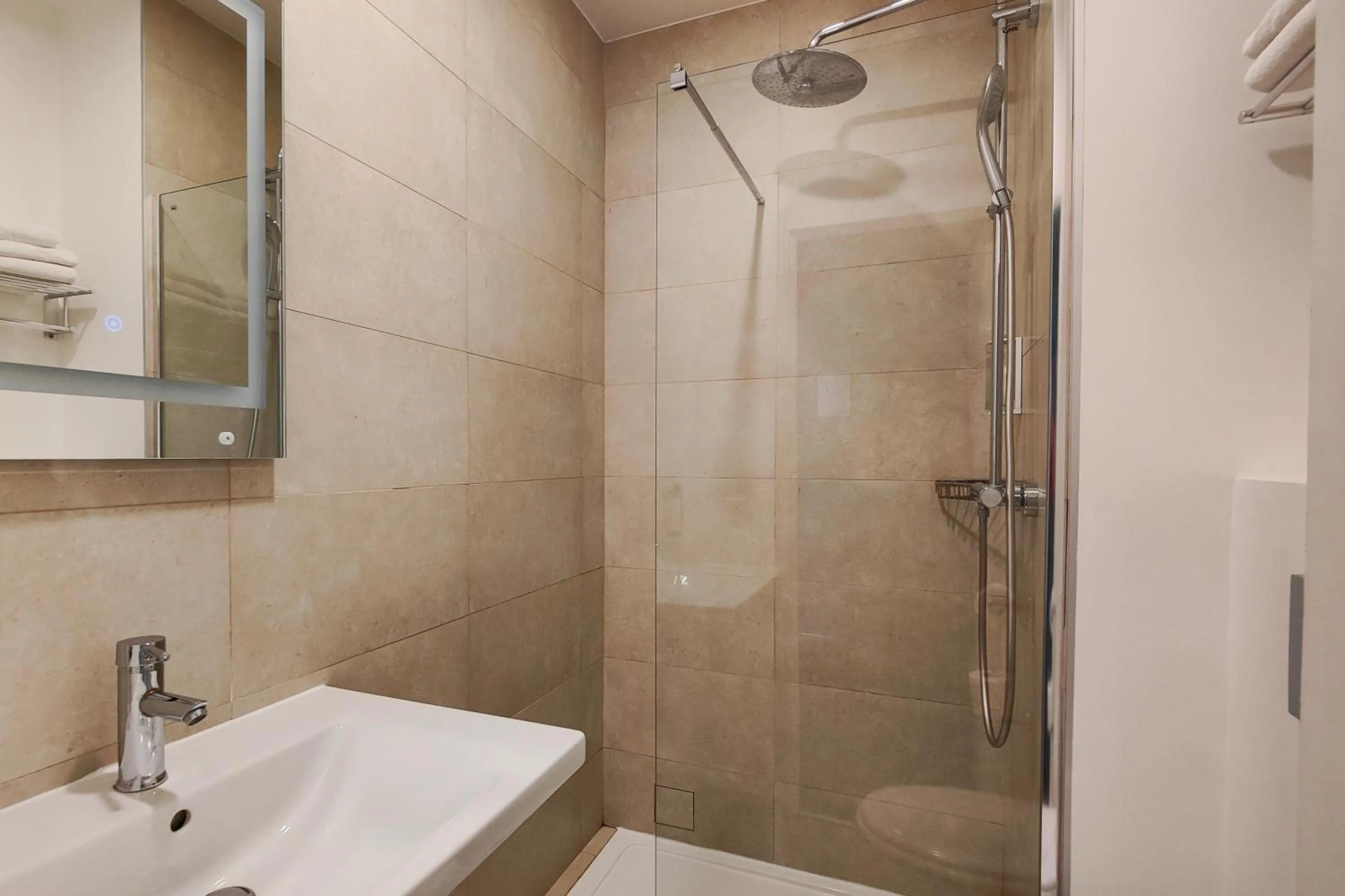 Bathroom in Hôtel Du Centre, un hôtel AMMI