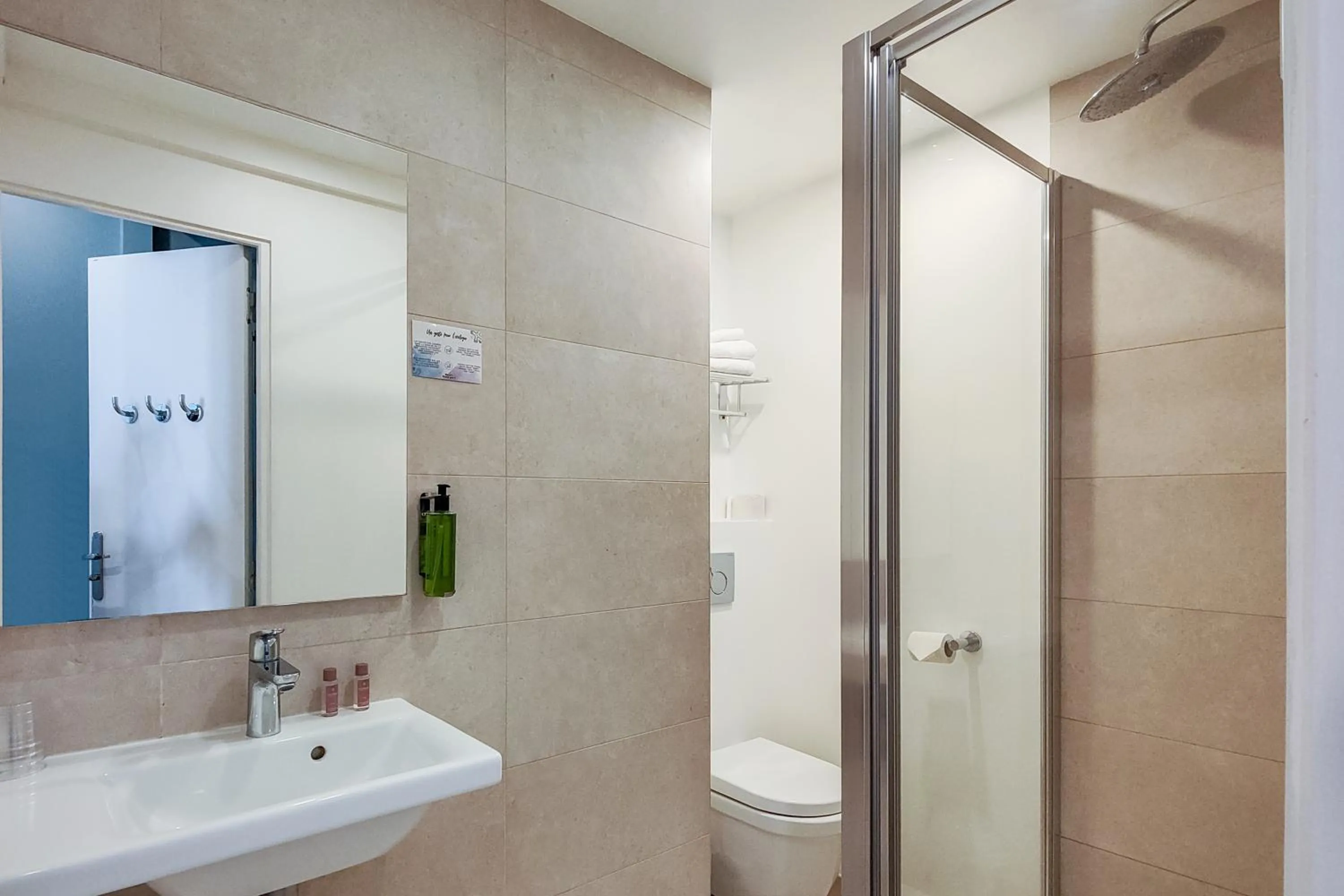 Bathroom in Hôtel Du Centre, un hôtel AMMI