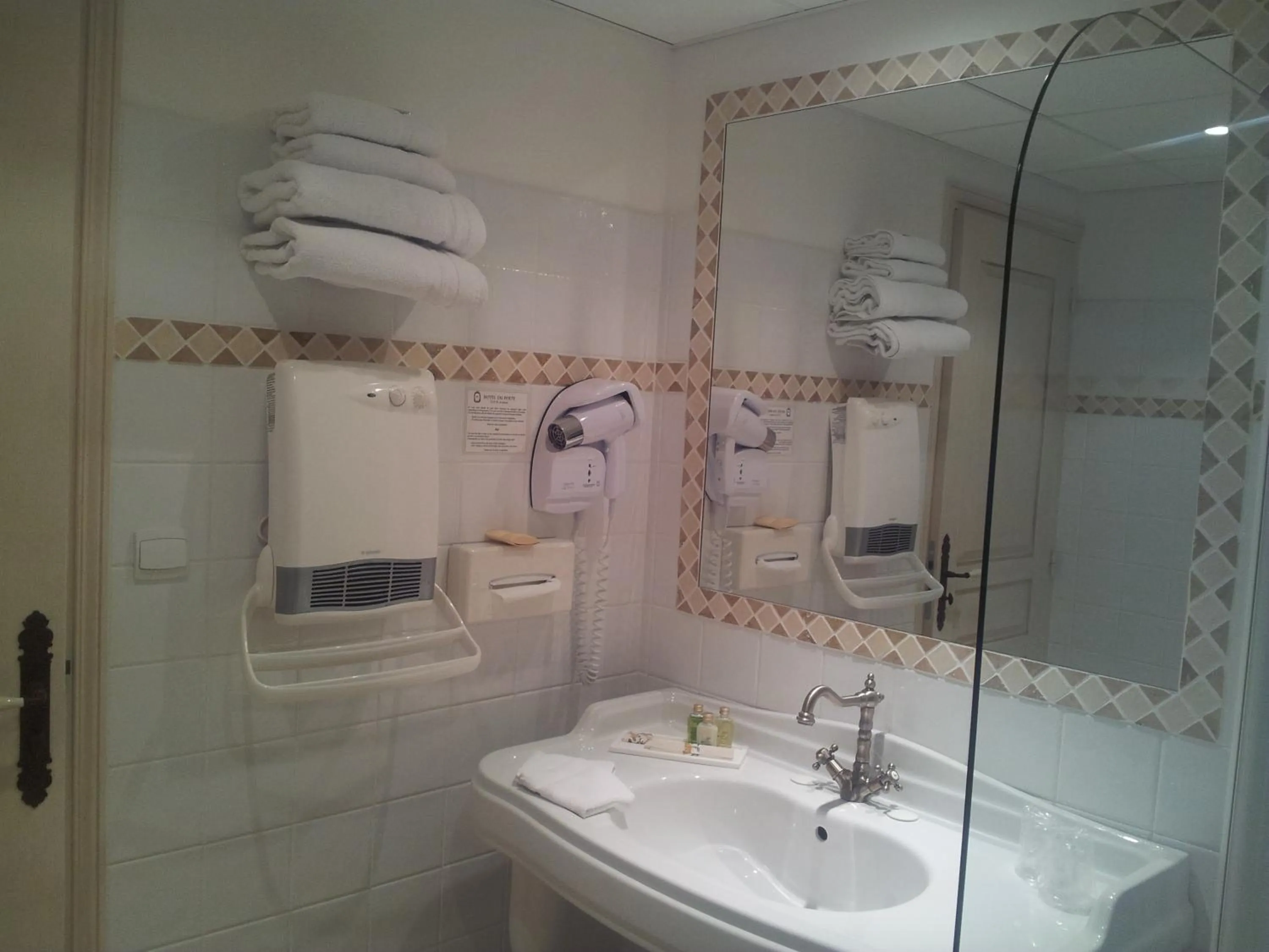 Bathroom in Hotel du Poète