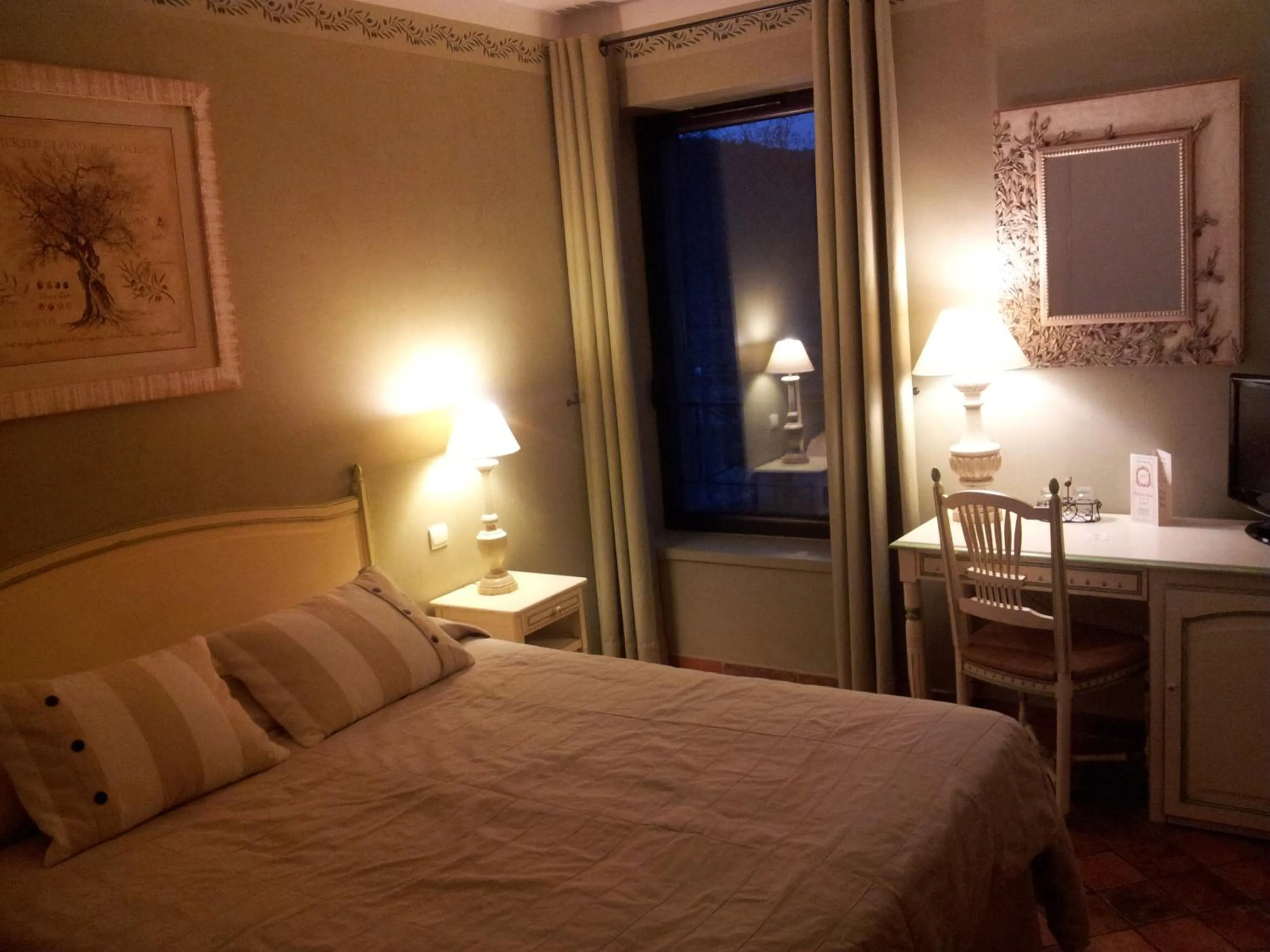 Photo of the whole room, Bed in Hotel du Poète