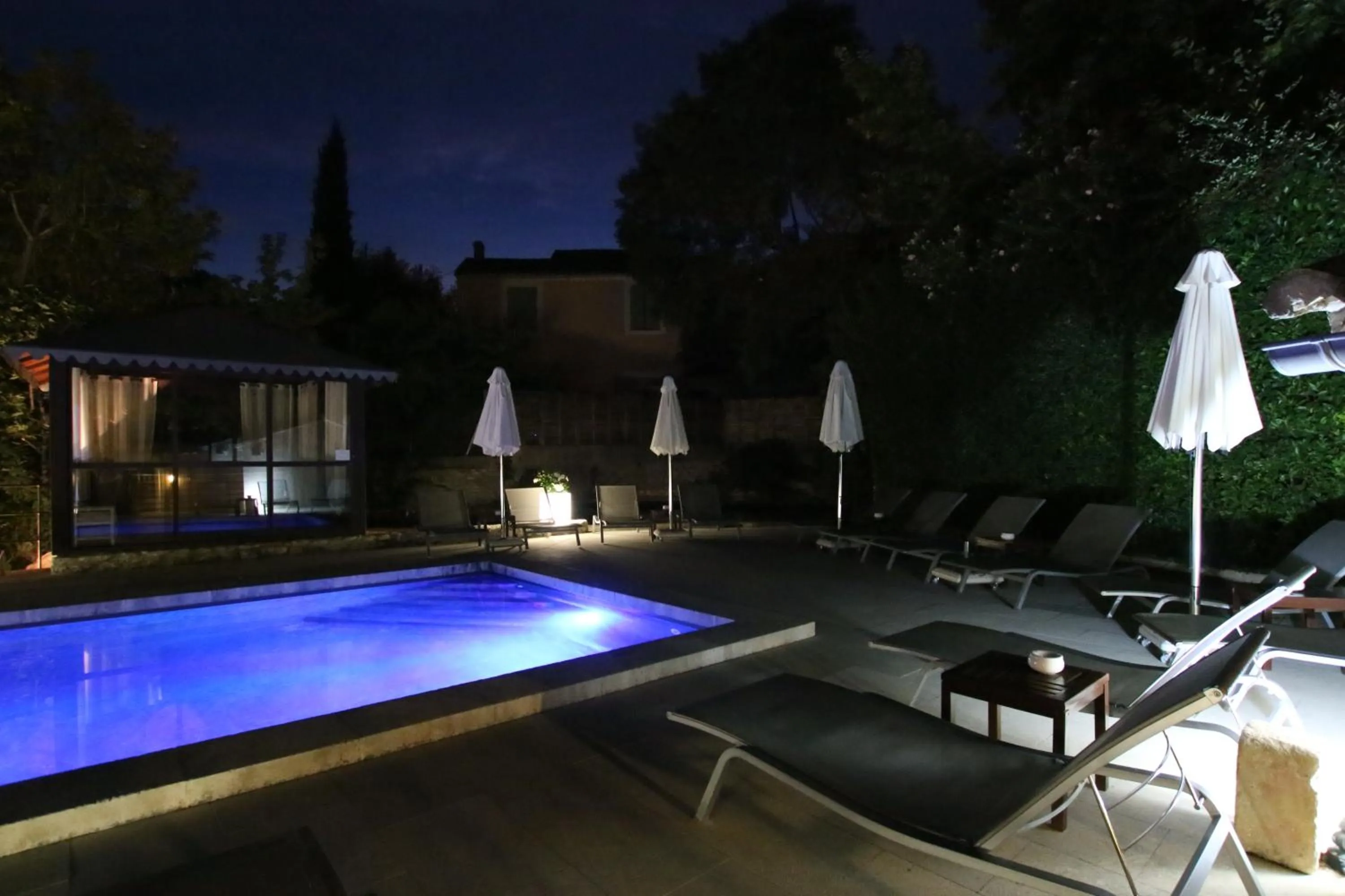 Property building in Hotel du Poète