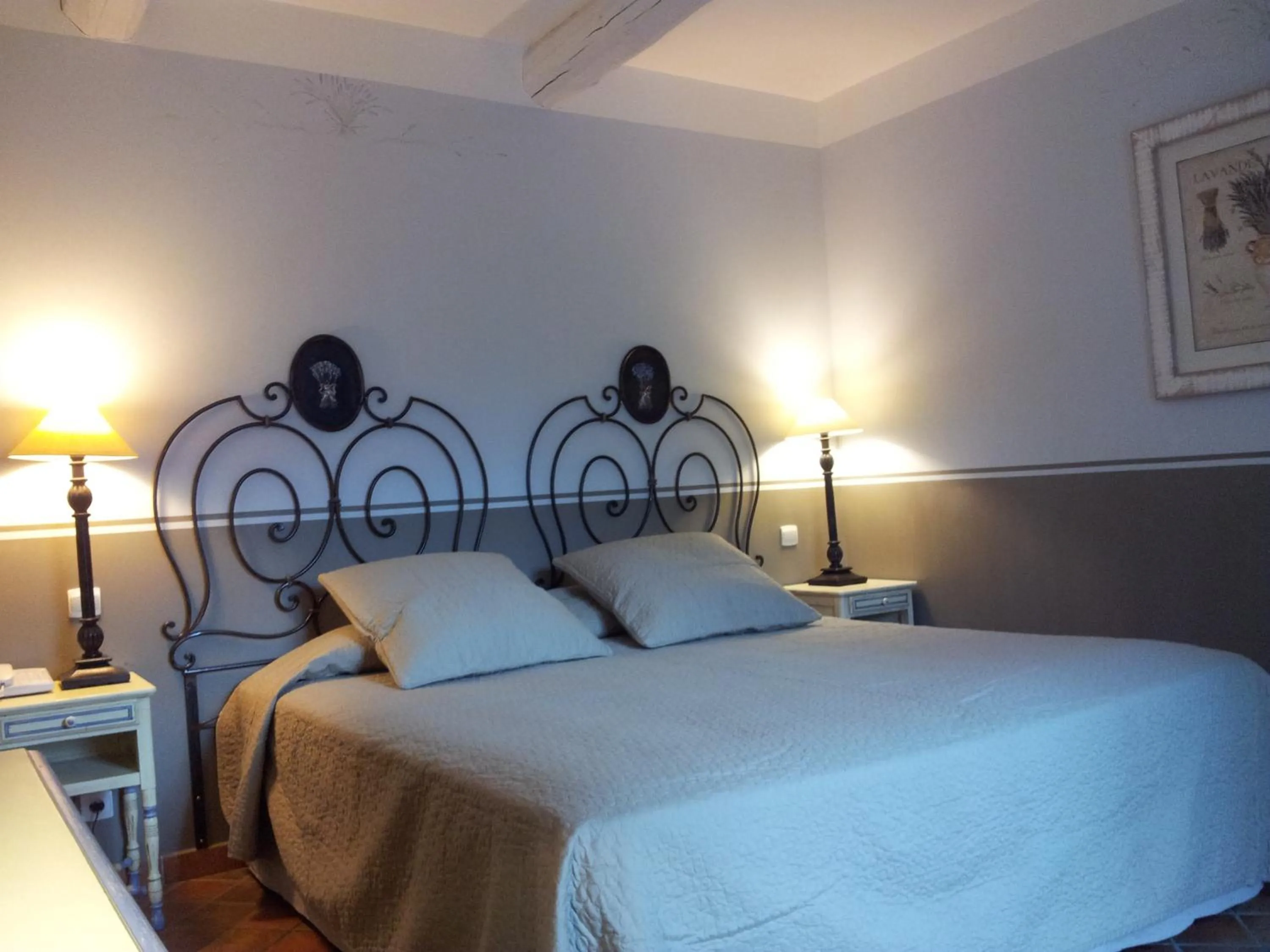 Bed in Hotel du Poète