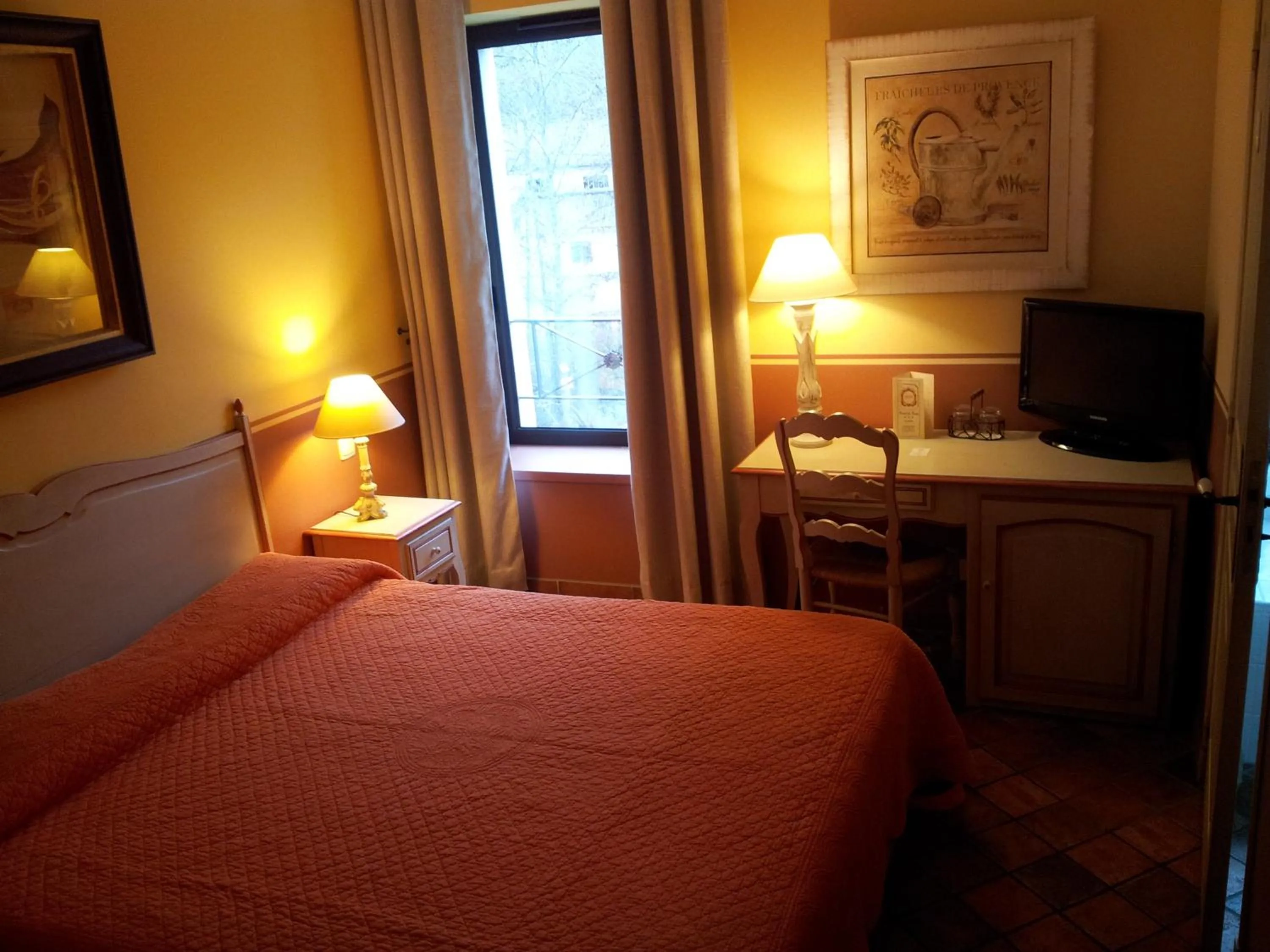 Photo of the whole room, Bed in Hotel du Poète
