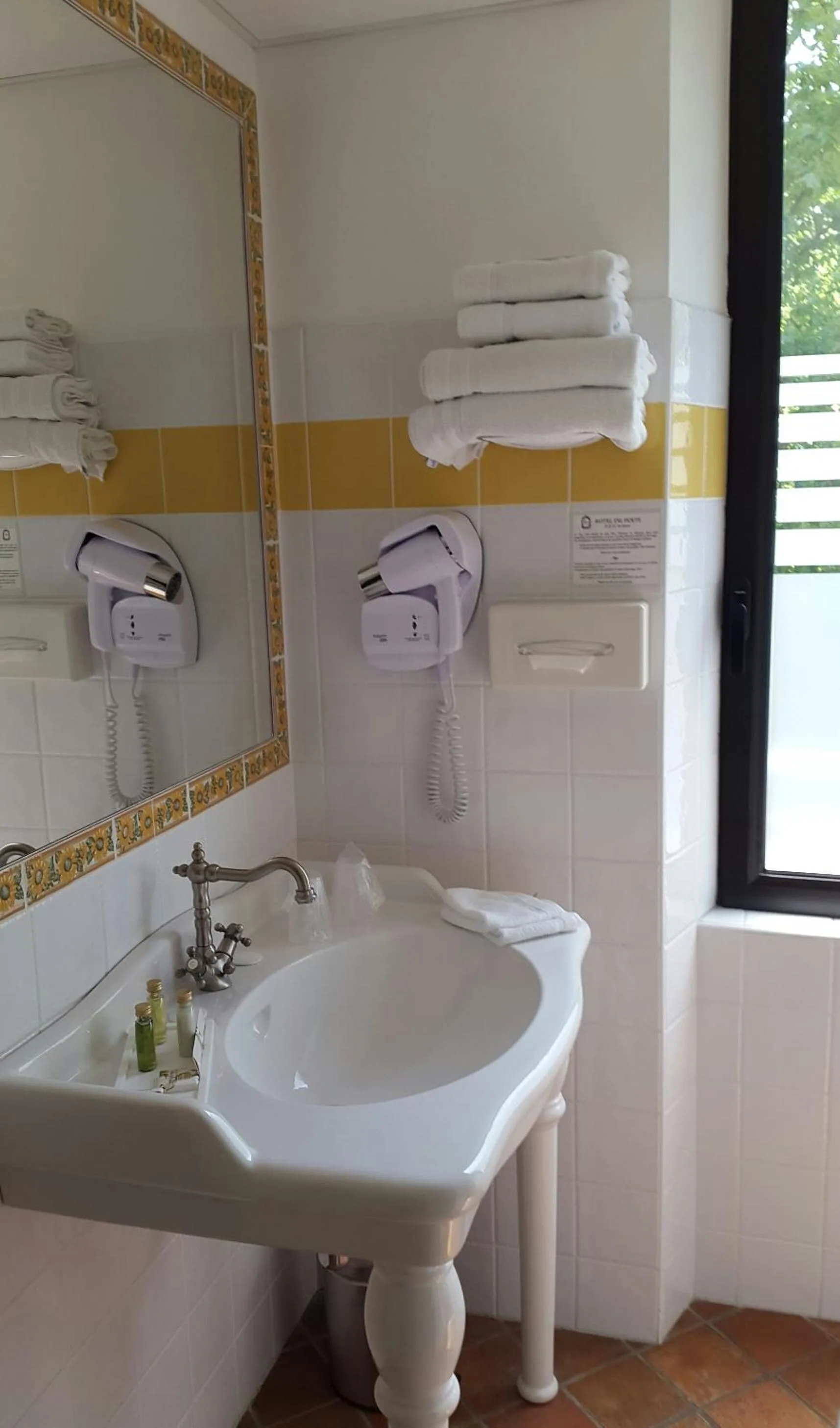 Bathroom in Hotel du Poète