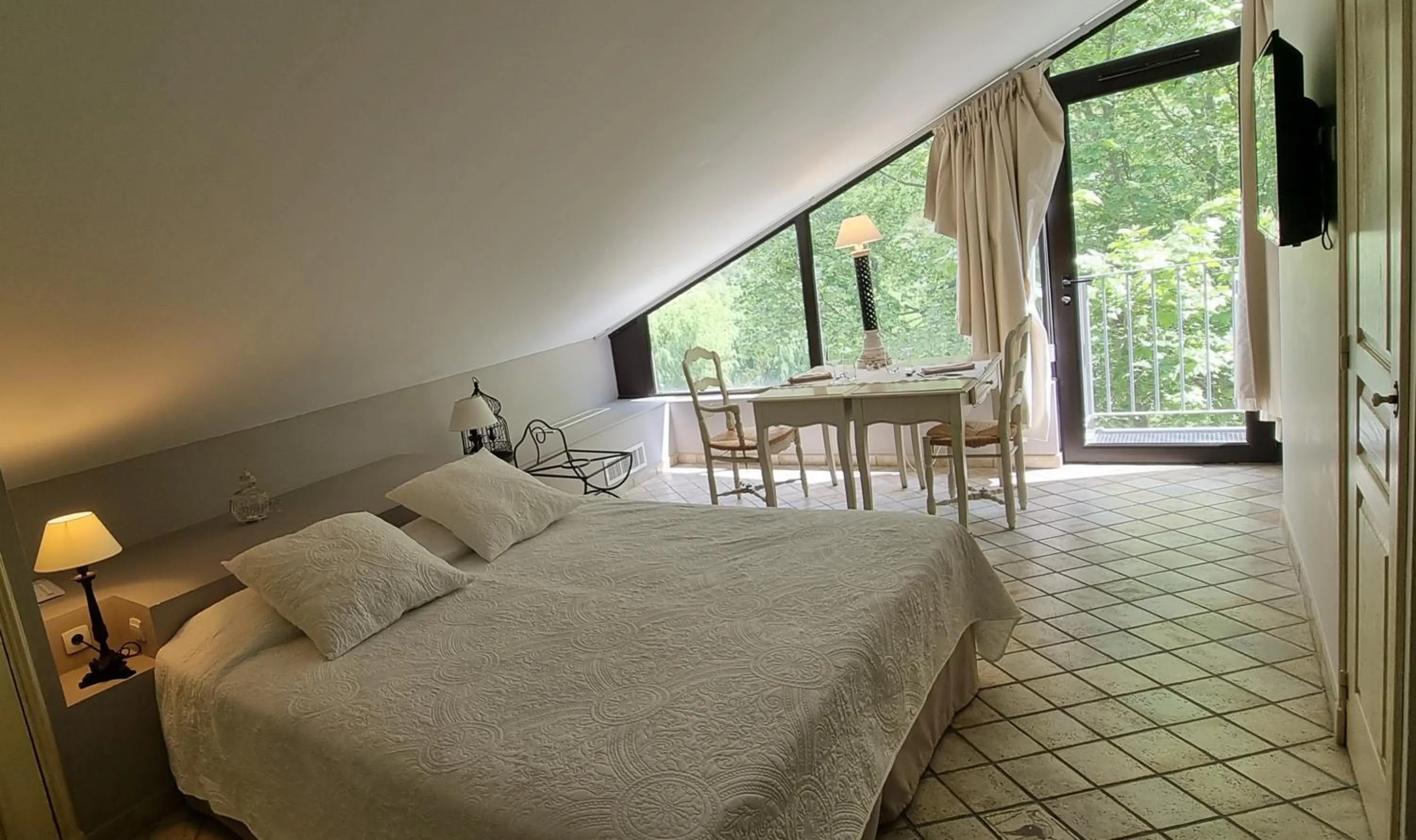 Photo of the whole room, Bed in Hotel du Poète