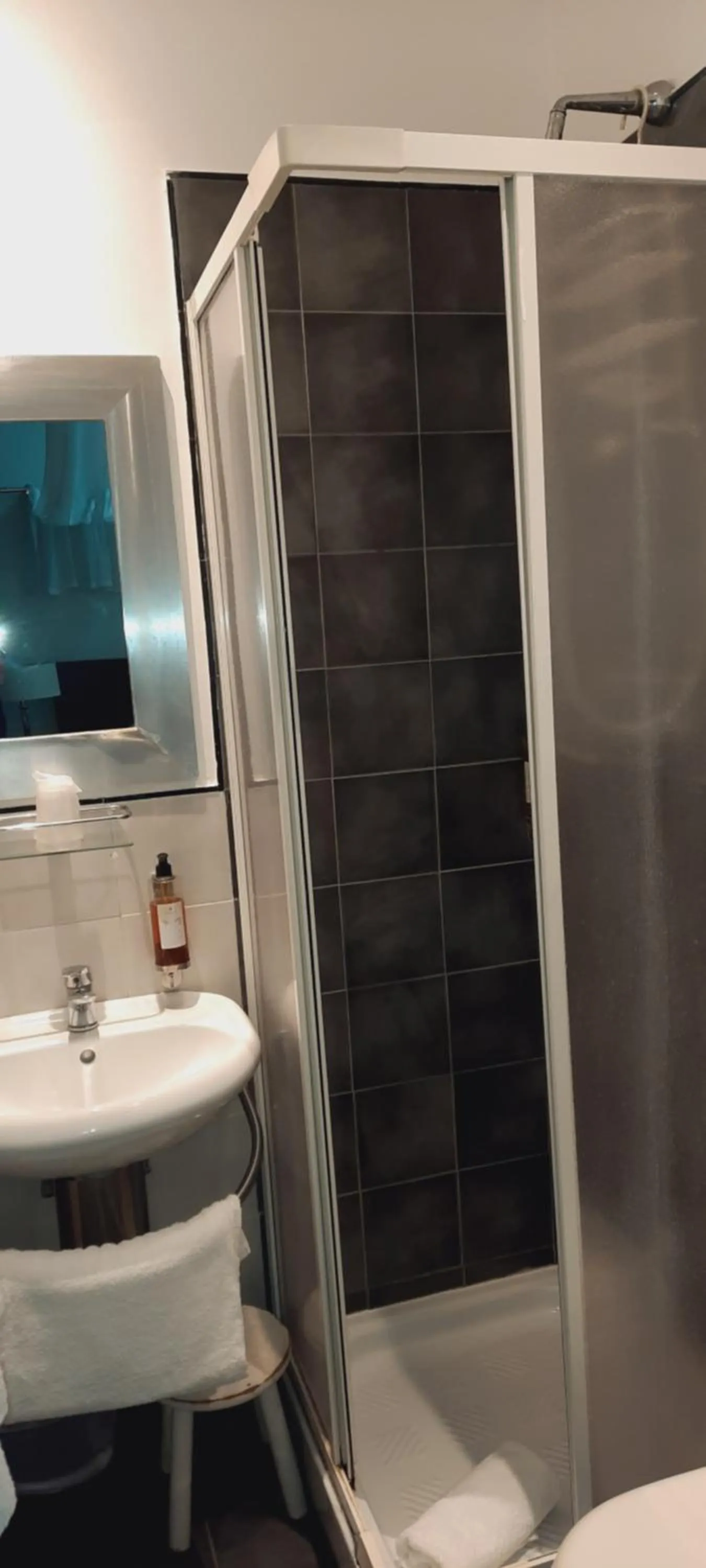 Shower in Hotel Giuggioli