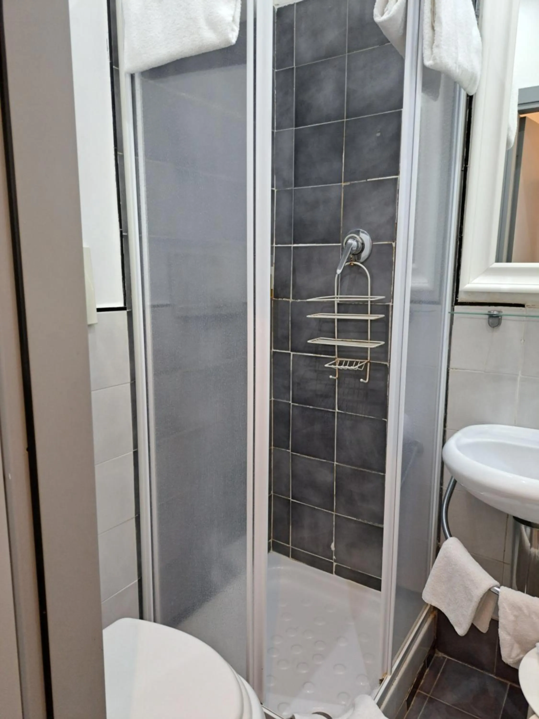 Shower in Hotel Giuggioli