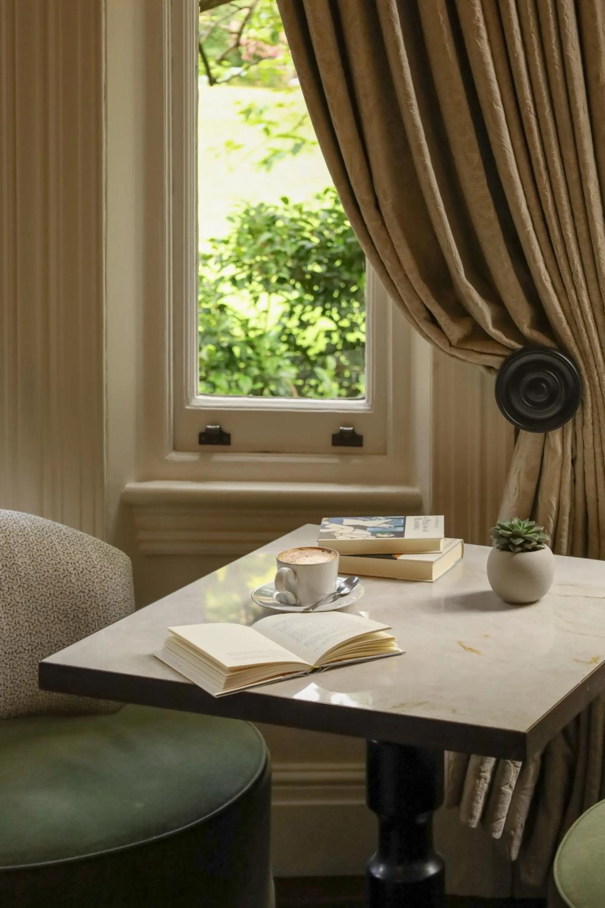 Lounge or bar in The Chelsea Townhouse by Iconic Luxury Hotels