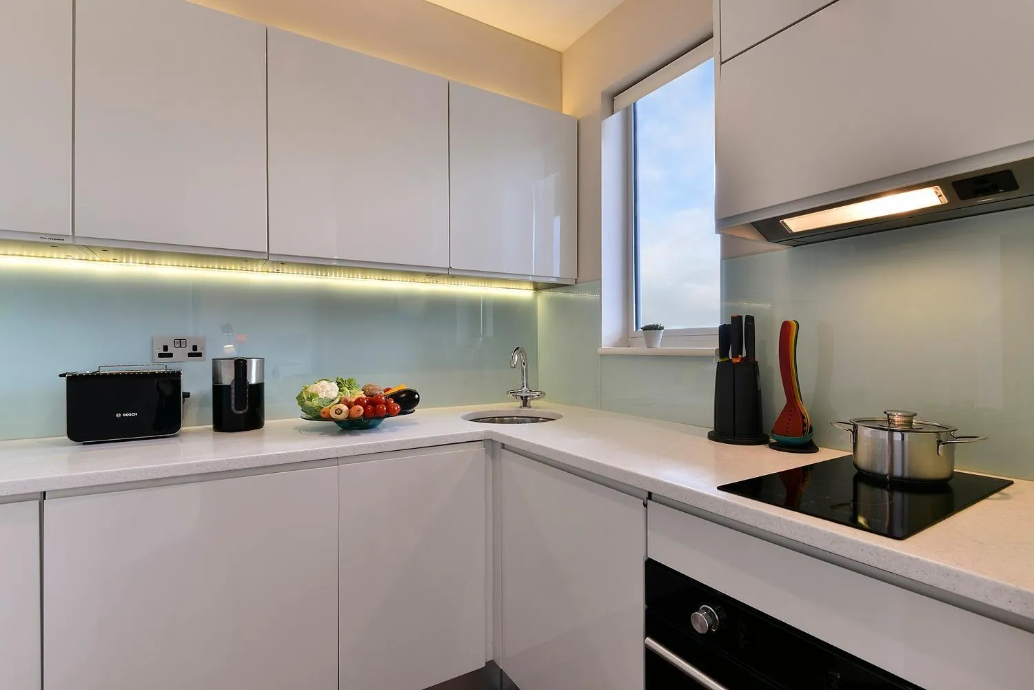 Kitchen or kitchenette in Fraser Place Canary Wharf